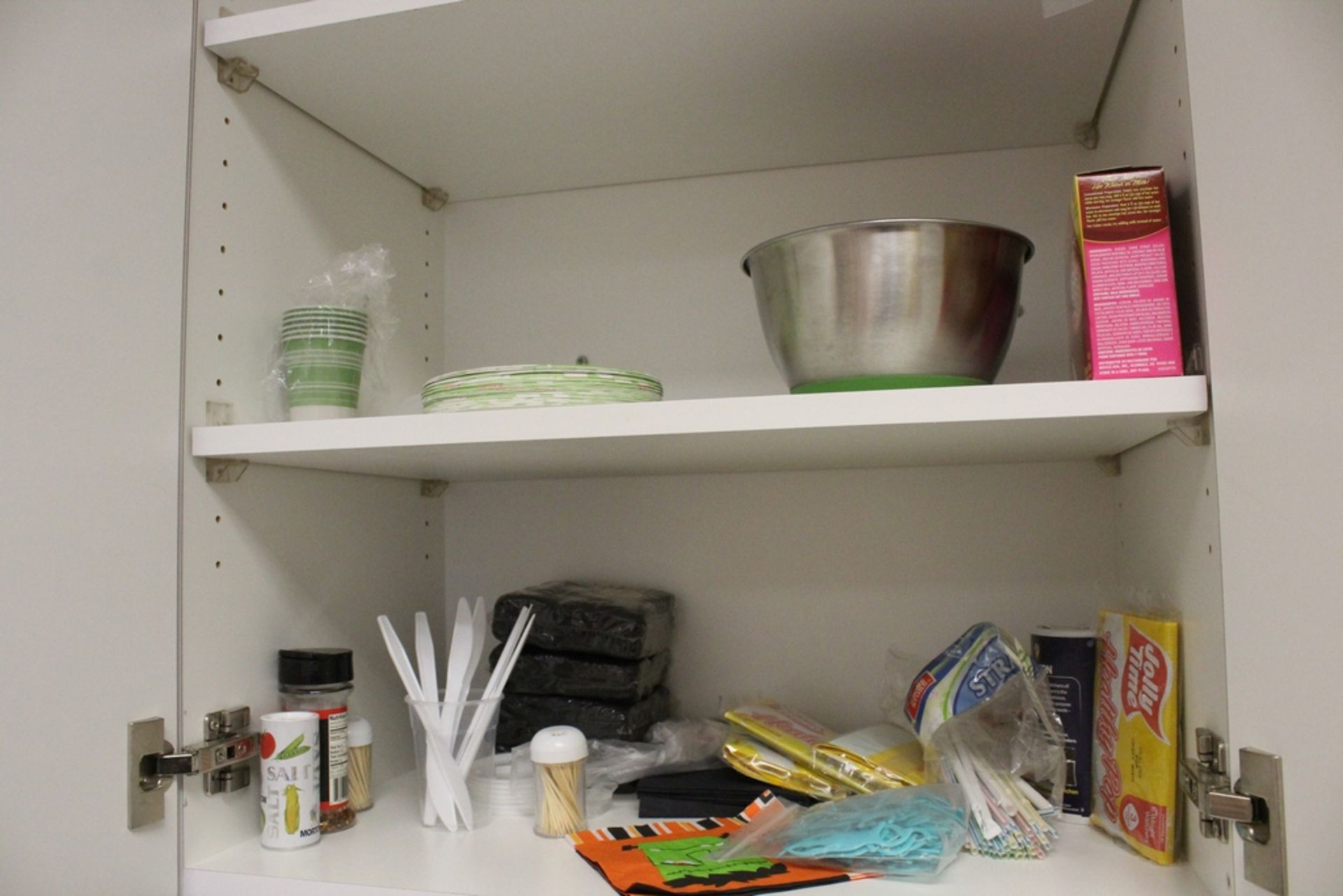 LOT - CONTENTS OF TOP AND BOTTOM CABINETS - Image 3 of 5