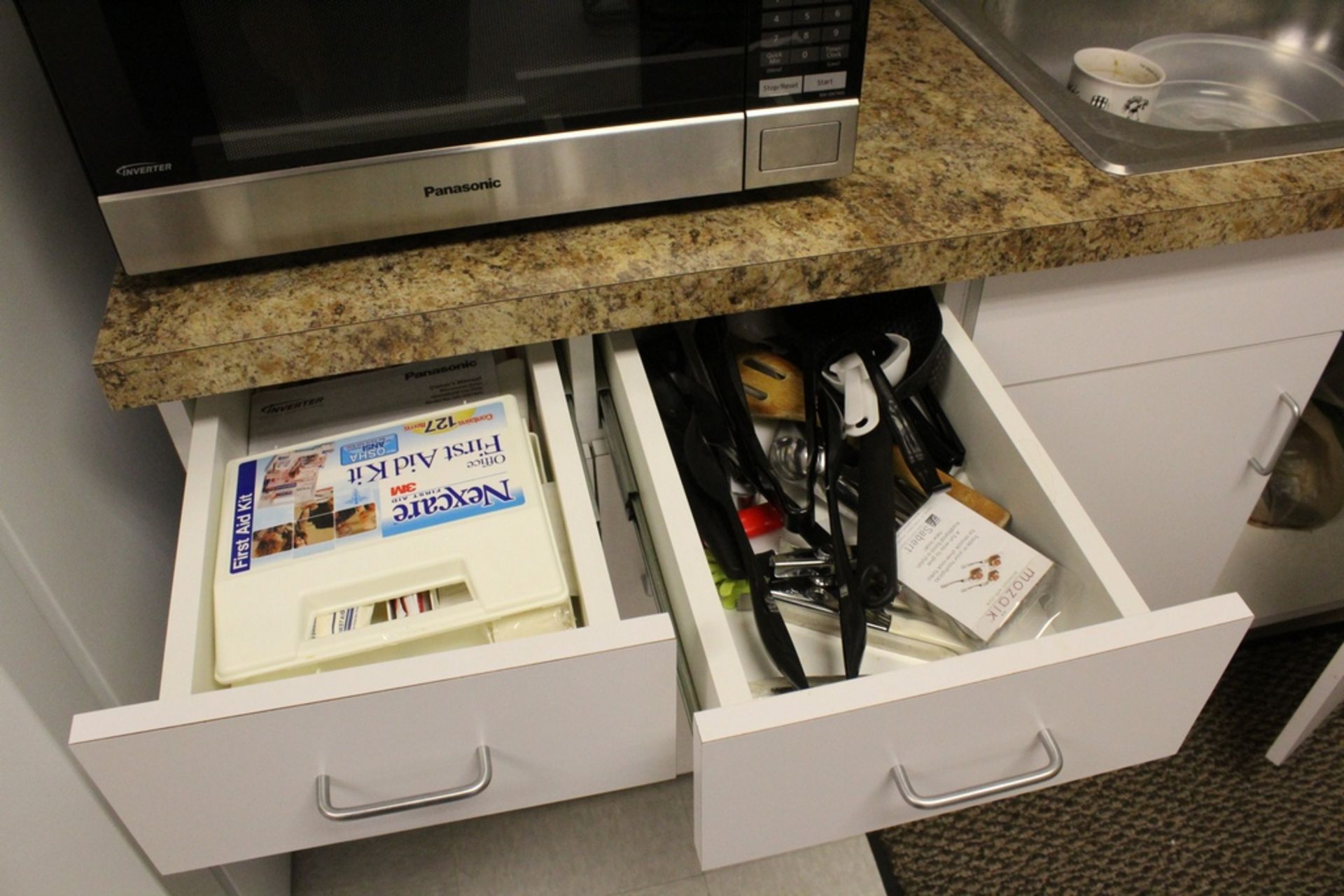 LOT - CONTENTS OF TOP AND BOTTOM CABINETS - Image 4 of 5