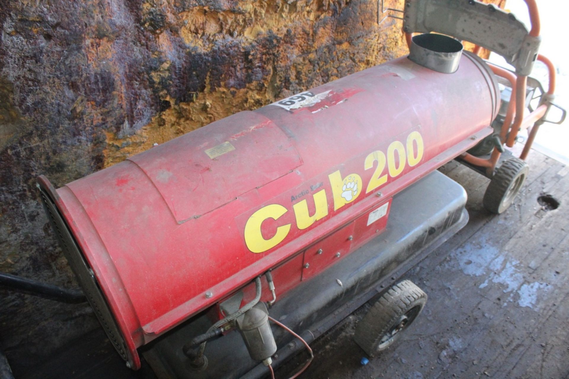 CUB MODEL 200 180,000 BTU PORTABLE KEROSENE HEATER - Image 2 of 2