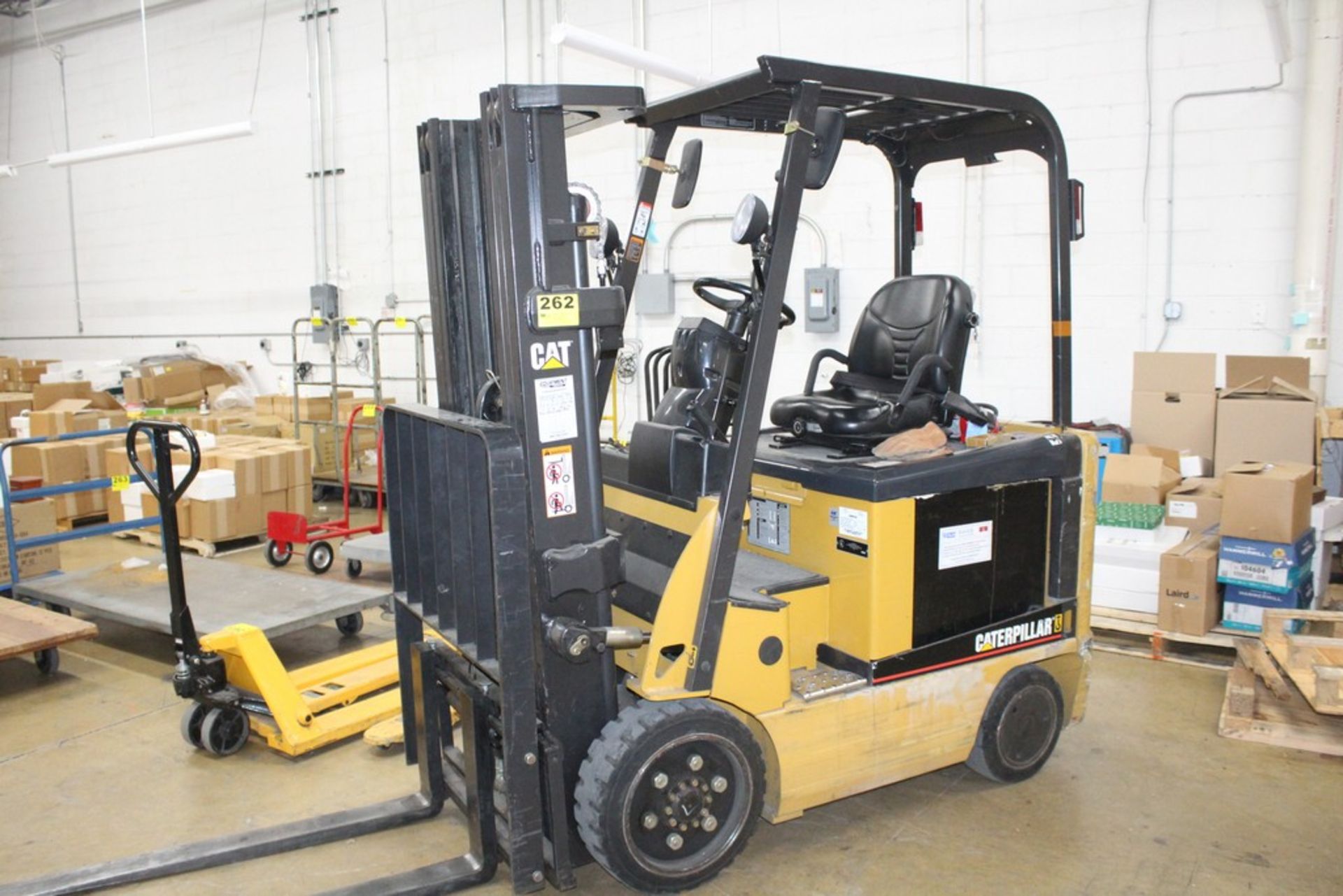CATERPILLAR MODEL E5000 ELECTRIC FORKLIFT, 3,198 HOURS ON METER, LIFTING CAP. 4,500 LBS., 188" MAX