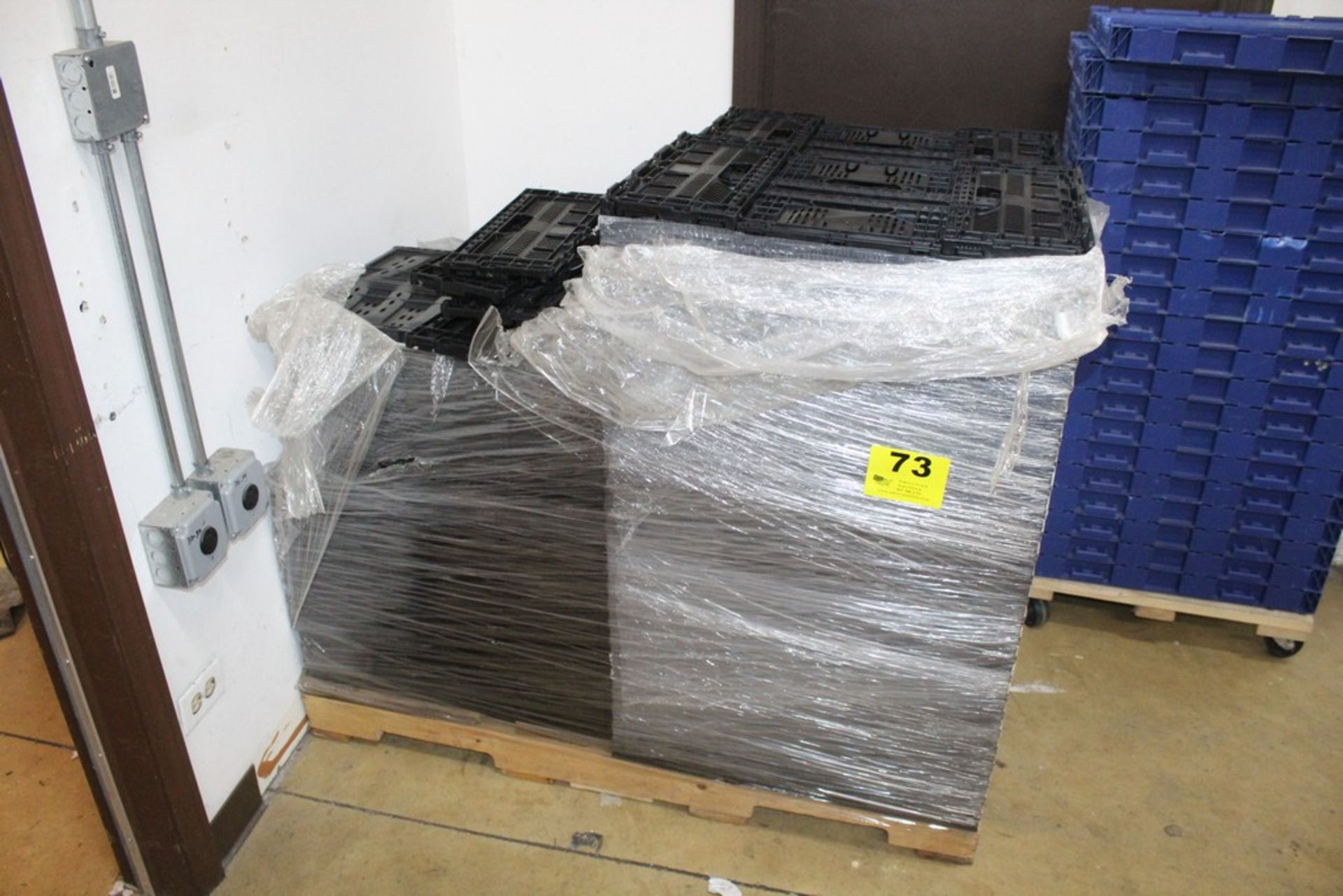 LARGE QUANTITY OF COLLAPSIBLE CRATES ON PALLET