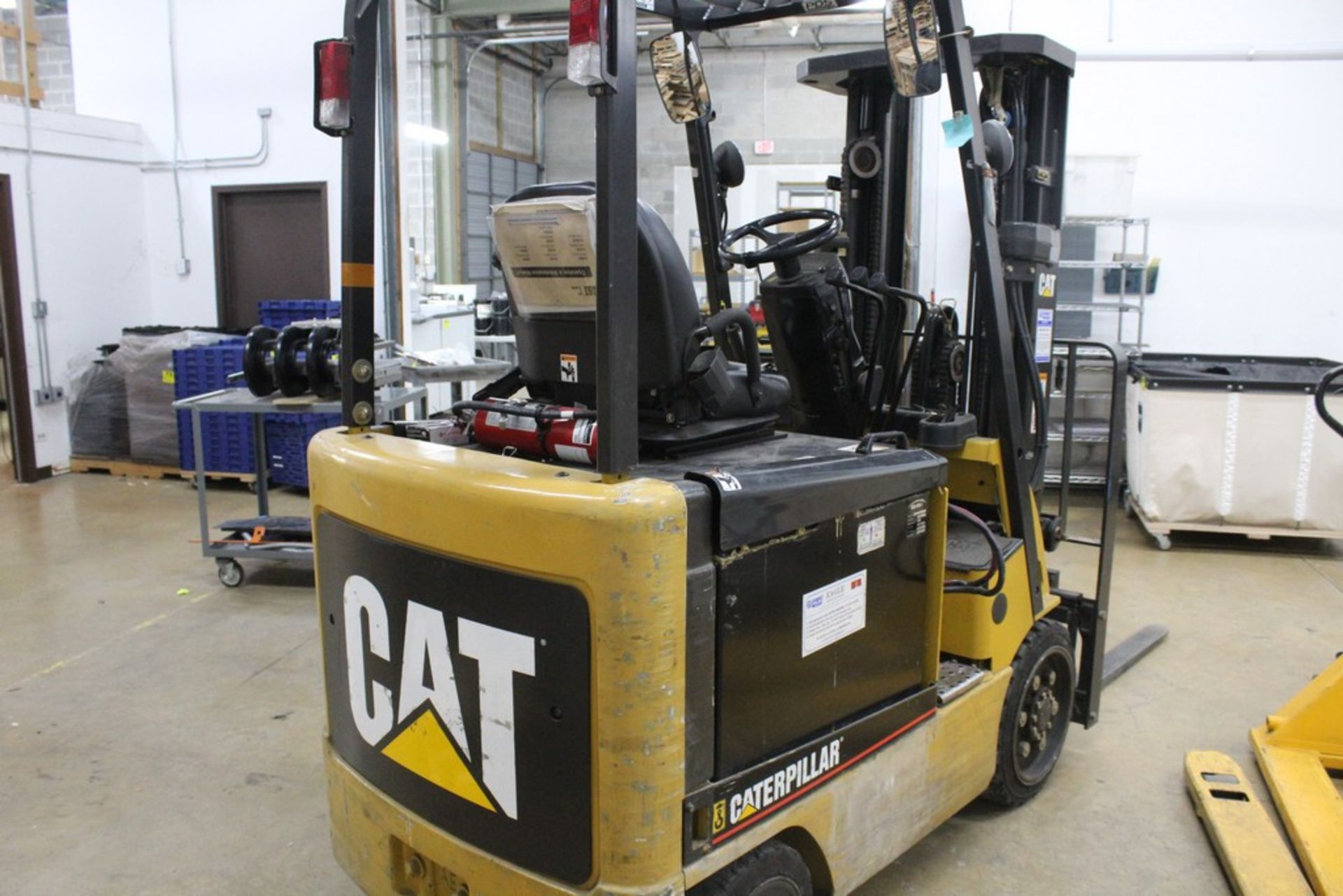 CATERPILLAR MODEL E5000 ELECTRIC FORKLIFT, 3,198 HOURS ON METER, LIFTING CAP. 4,500 LBS., 188" MAX - Image 9 of 12