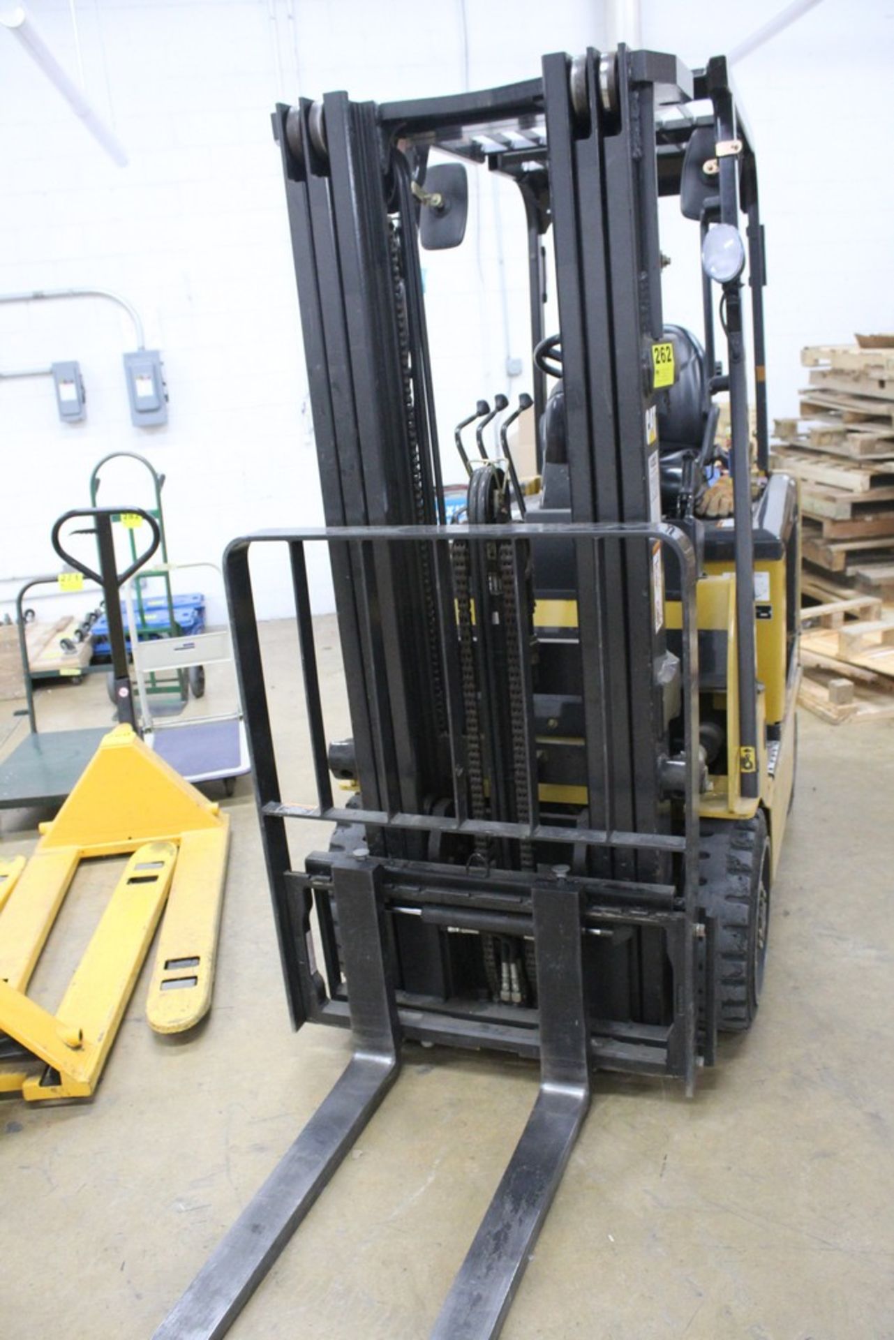 CATERPILLAR MODEL E5000 ELECTRIC FORKLIFT, 3,198 HOURS ON METER, LIFTING CAP. 4,500 LBS., 188" MAX - Image 6 of 12