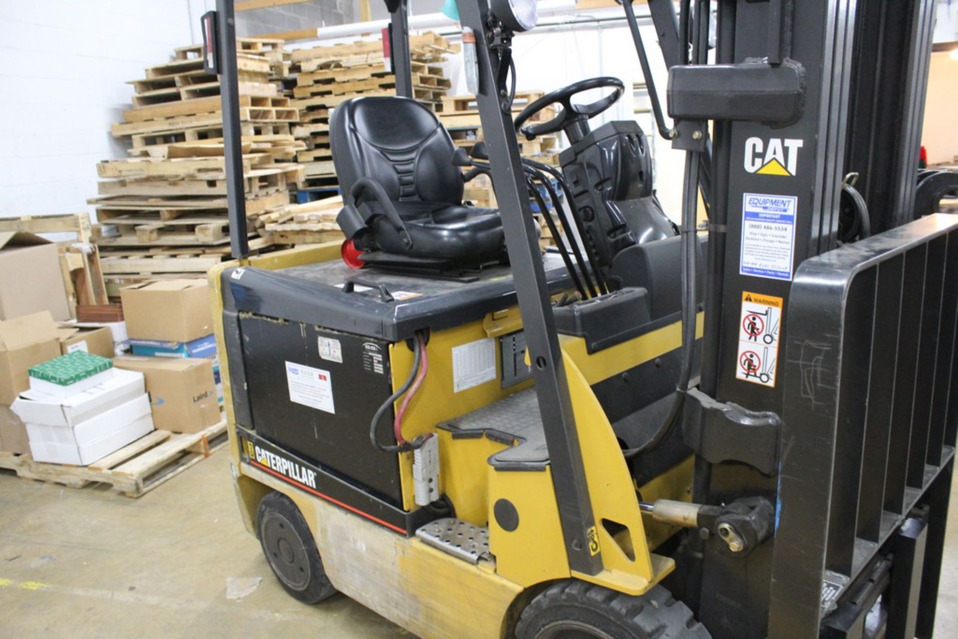 CATERPILLAR MODEL E5000 ELECTRIC FORKLIFT, 3,198 HOURS ON METER, LIFTING CAP. 4,500 LBS., 188" MAX - Image 7 of 12