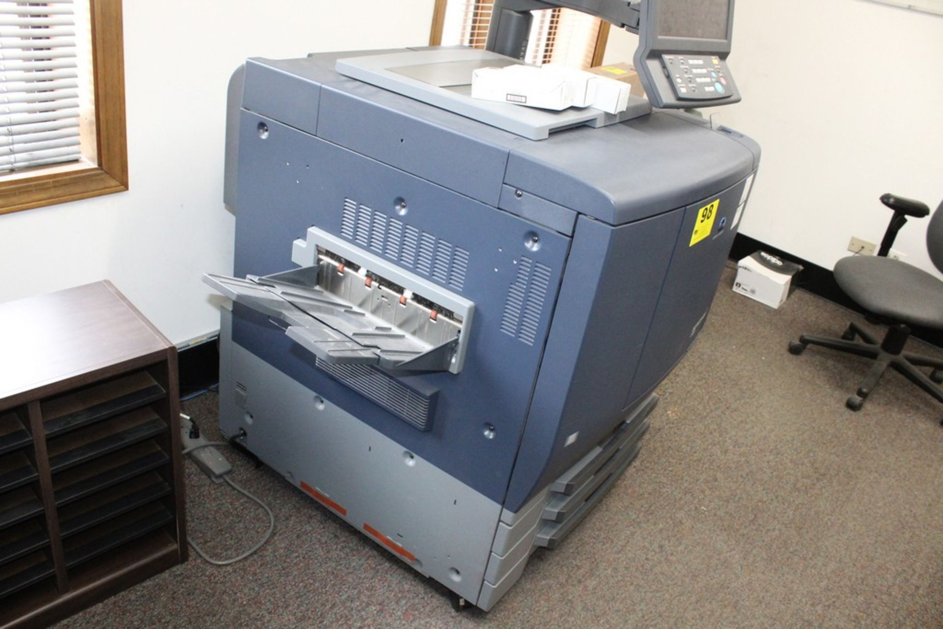 KONICA MINOLTA BIZHUB C6000 COLOR COPIER, WITH THREE PAPER TRAYS - Image 4 of 8