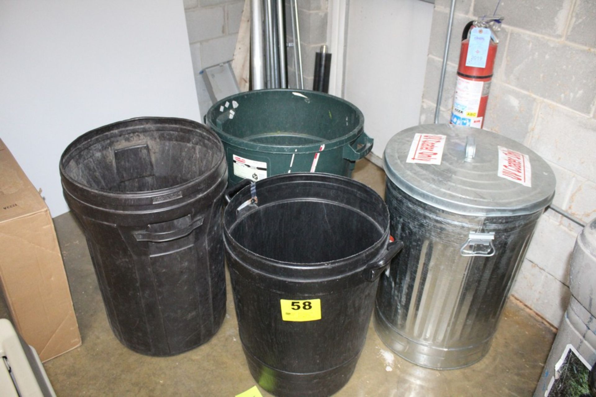 (4) ASSORTED GARBAGE CAN, PLASTIC AND GALVANIZED