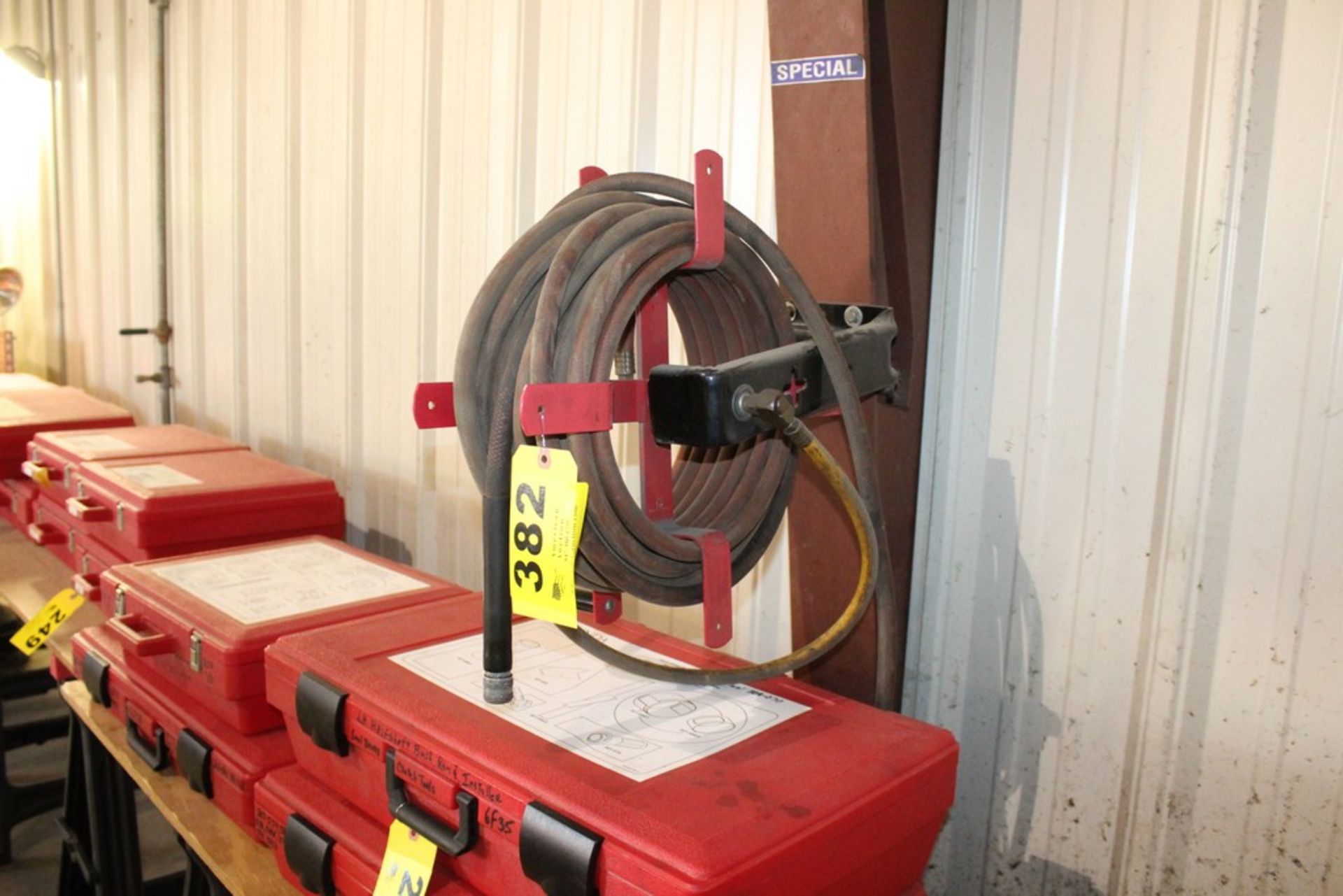 PNEUMATIC HOSE WITH REEL
