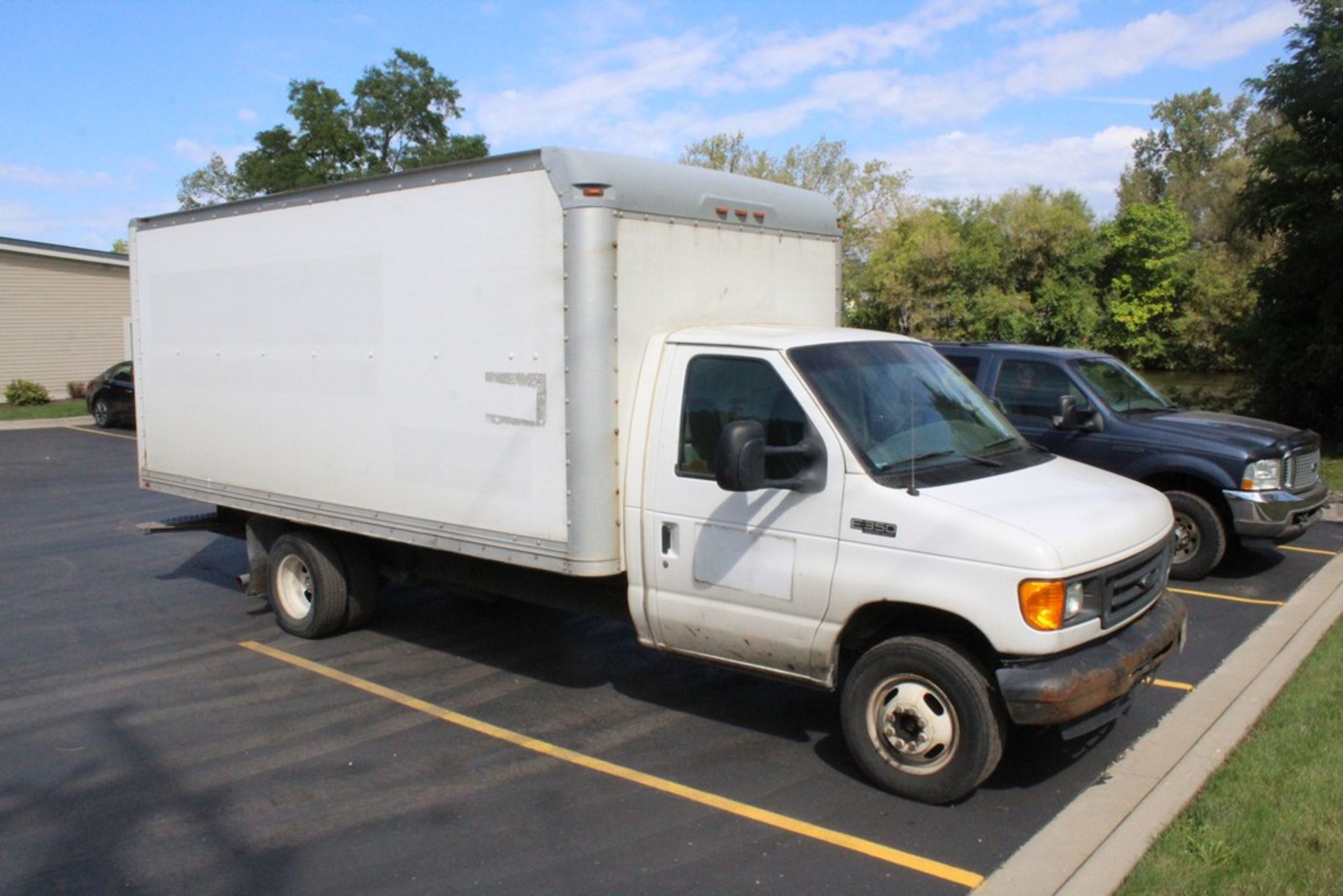 2005 FORD MODEL E-350 BOX BODY TRUCK, VIN: 1FDWE35L05HA72532, AUTOMATIC TRANSMISSION