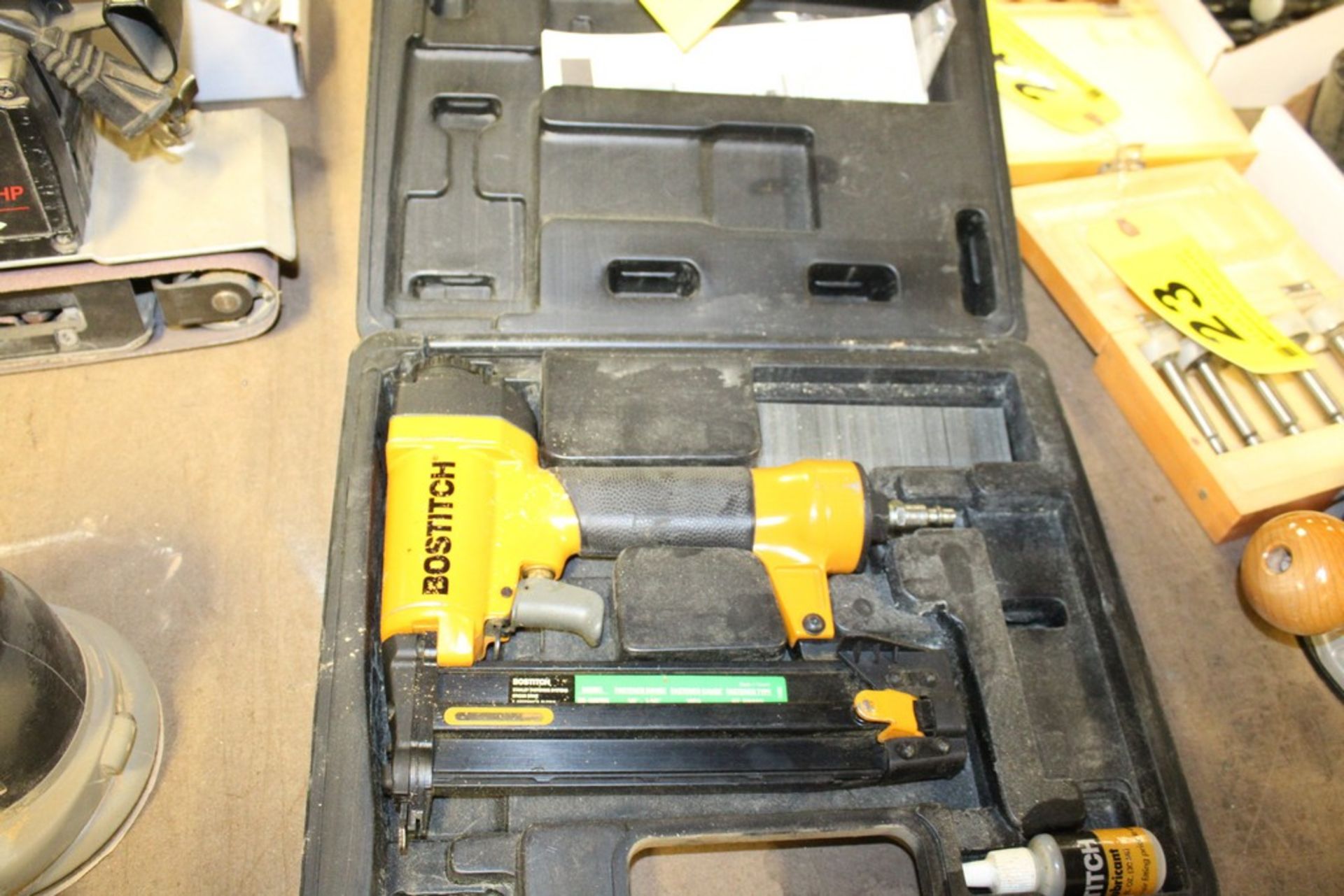 BOSTITCH MODEL SB-1842BN PNEUMATIC FINISHING NAILER WITH CASE