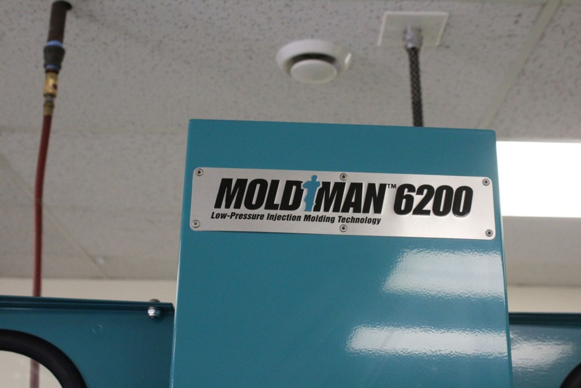 MOLD-MAN 2 TON MODEL 6200 LOW-PRESSURE INJECTION MOLDING MACHINE, S/N 62-02-0061 (NEW 2015), SHUTTLE - Image 2 of 14