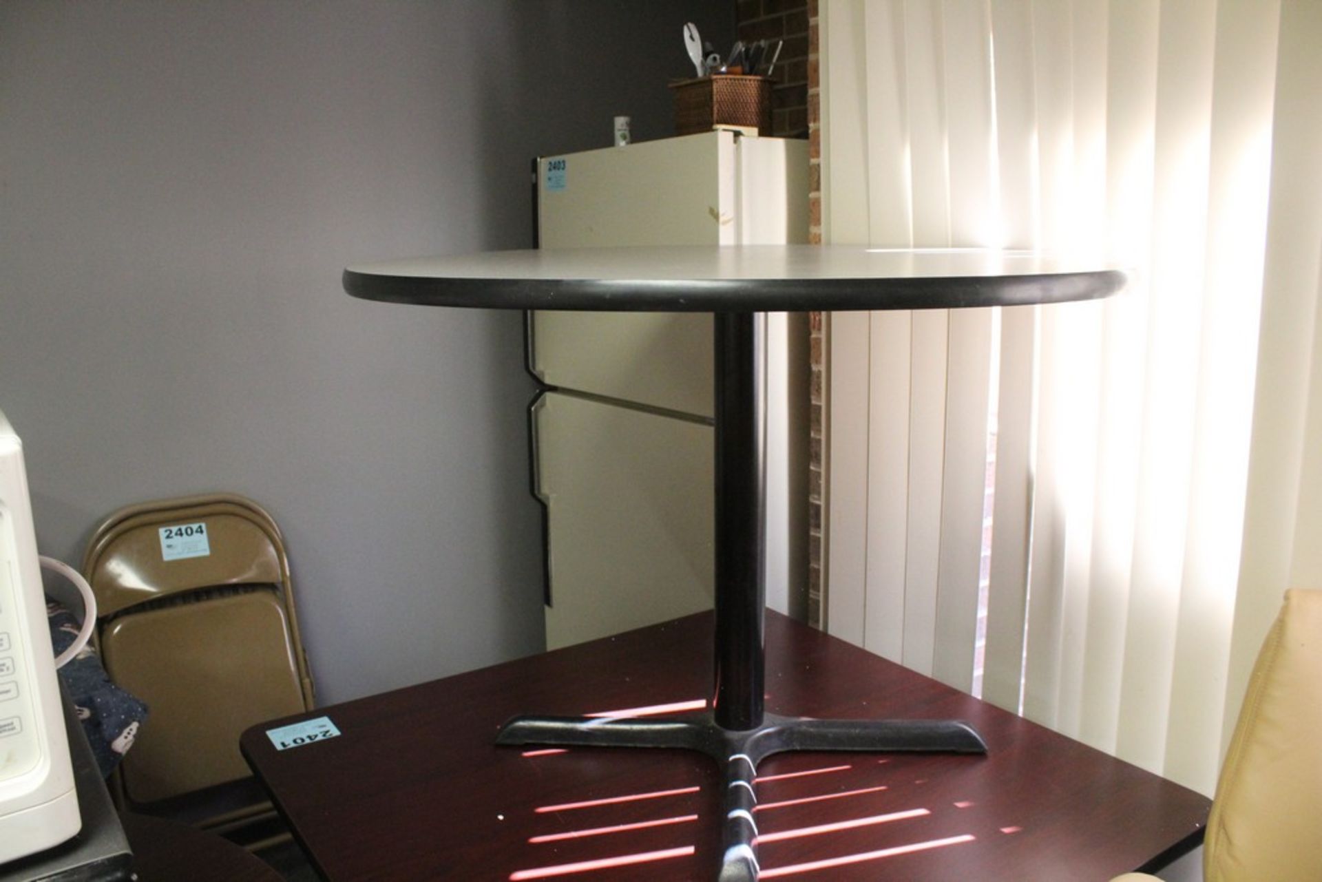 ROUND PEDESTAL TABLE, 29" X 42'