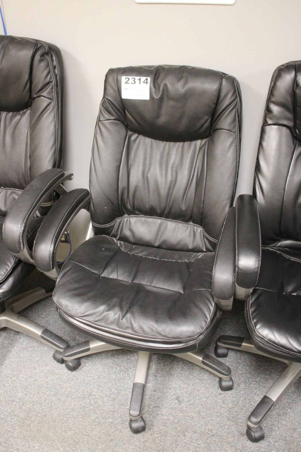 EXECUTIVE OFFICE CHAIR