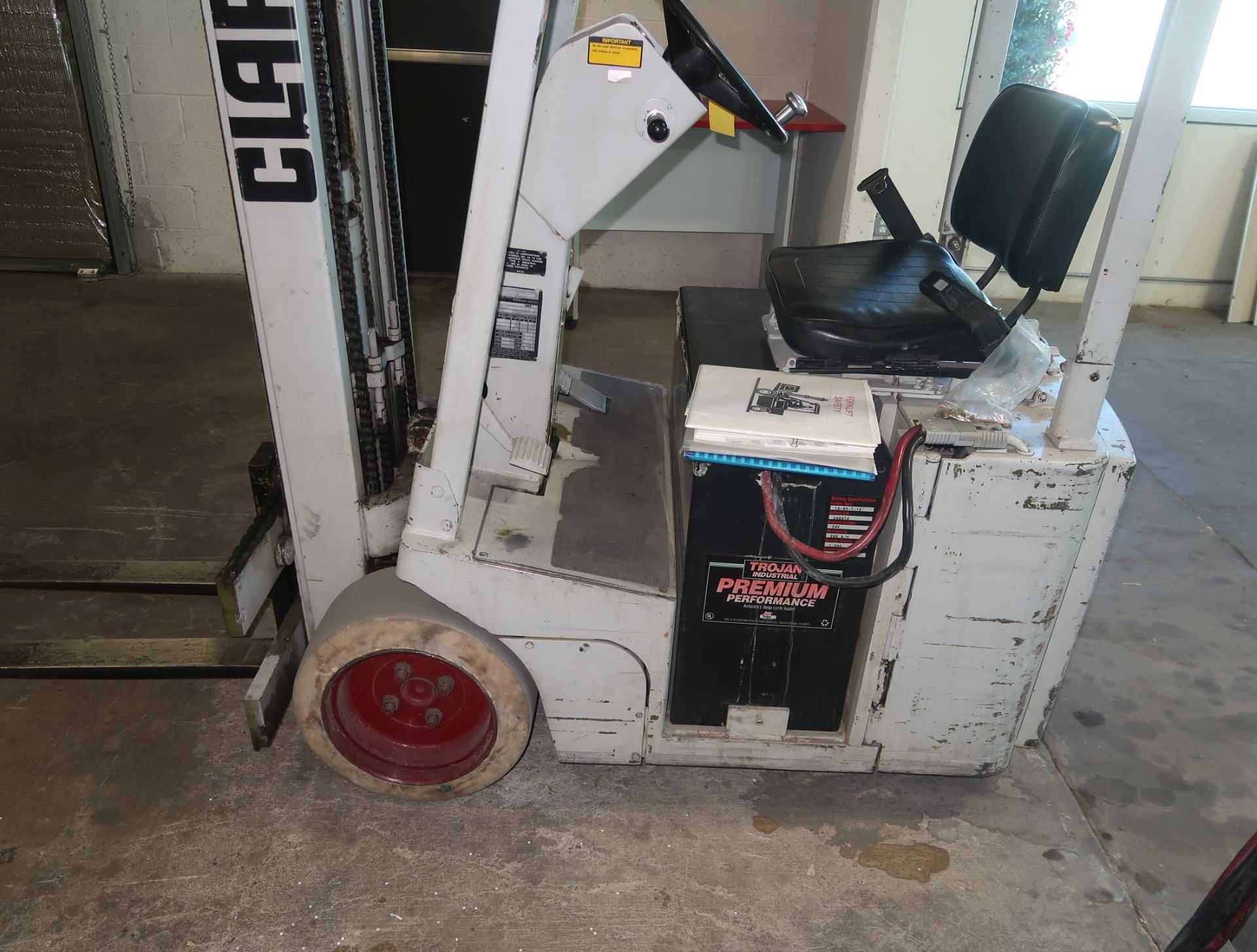 CLARK MDL. TW258, 2300# ELECTRIC FORKLIFT, TILT, LOW-MAST - Image 2 of 6