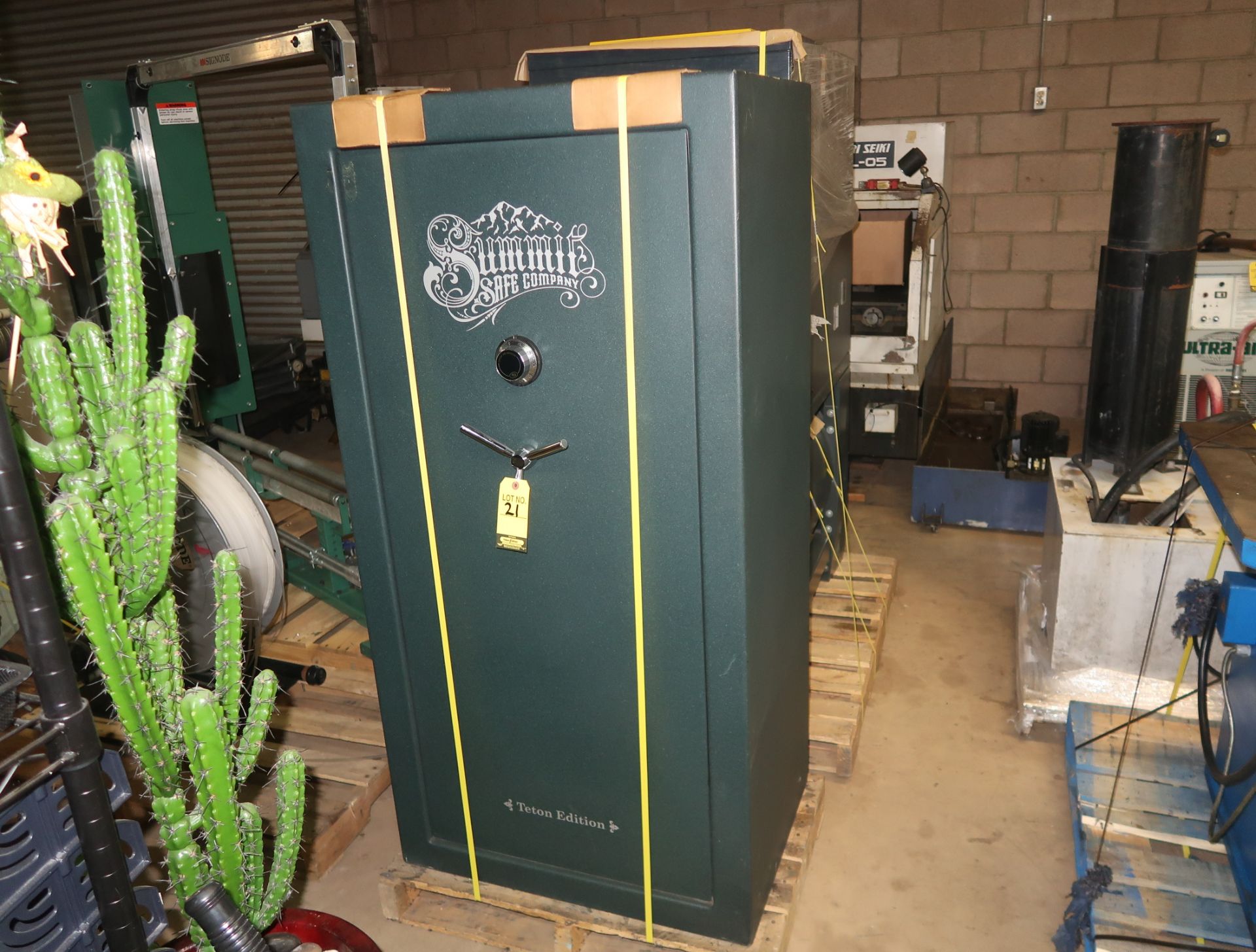 SUMMIT GUN SAFE (NO COMBO, PICTURES OF INTERIOR & PLATE)