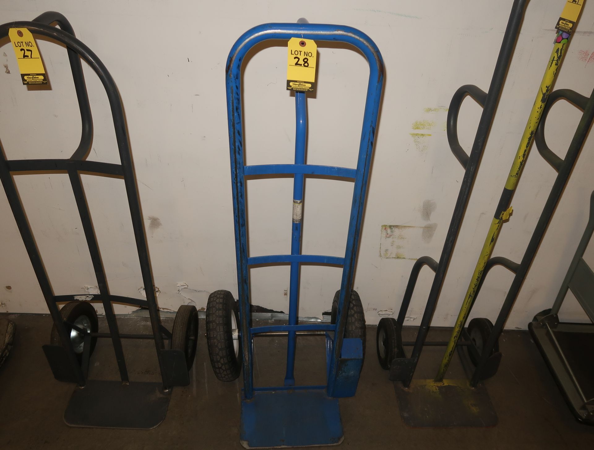 HAND TRUCK, PNEUMATIC TIRE