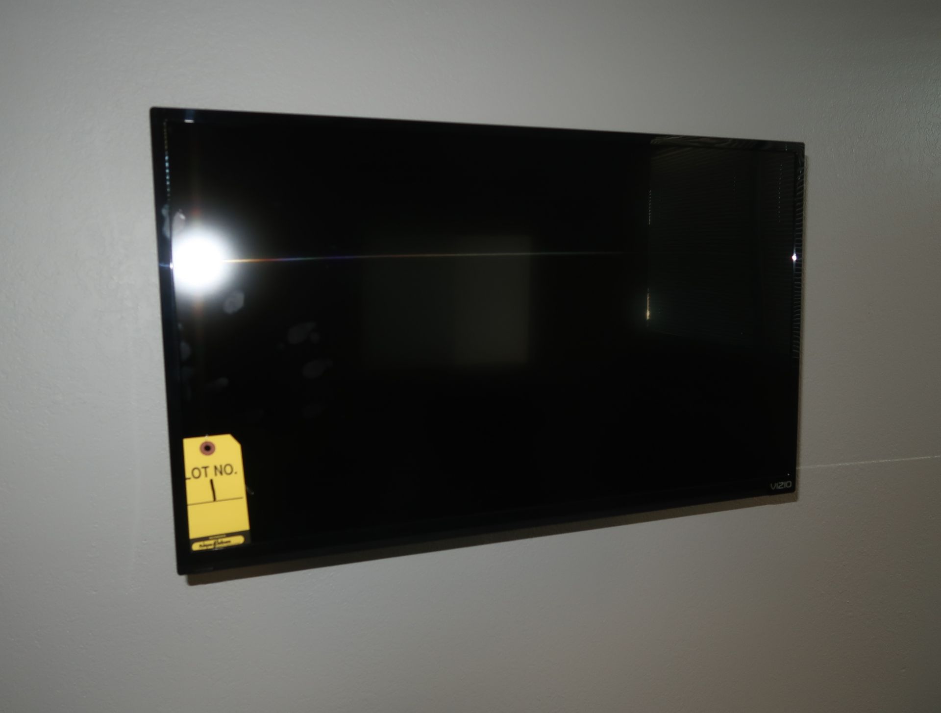 32" VIZIO TV W/WALL MOUNT