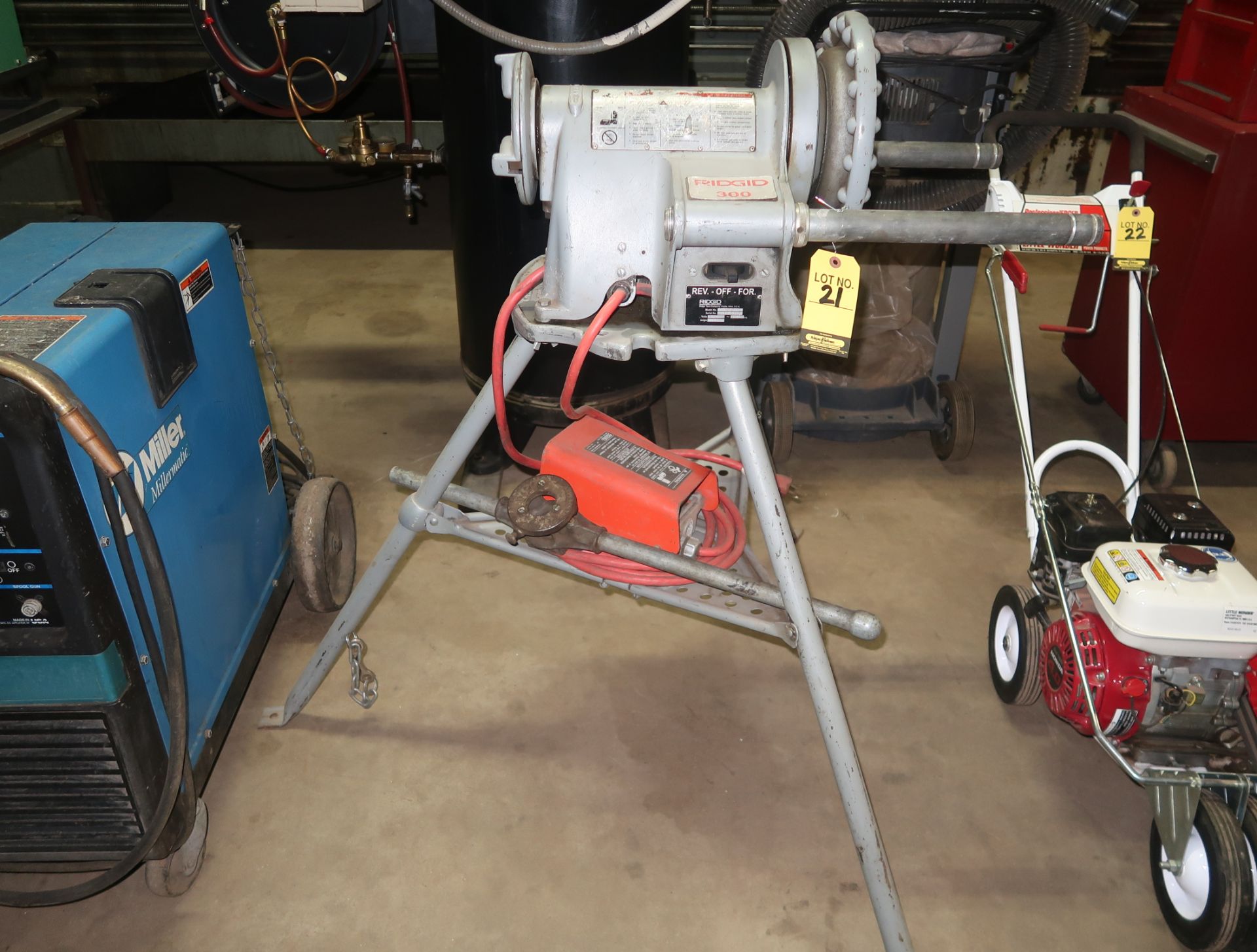 RIDGID 300 PIPE THREADER W/ FOOT PEDAL & TRI STAND MDL. 300T-2 SN. ED21175-0808 - Bild 2 aus 2