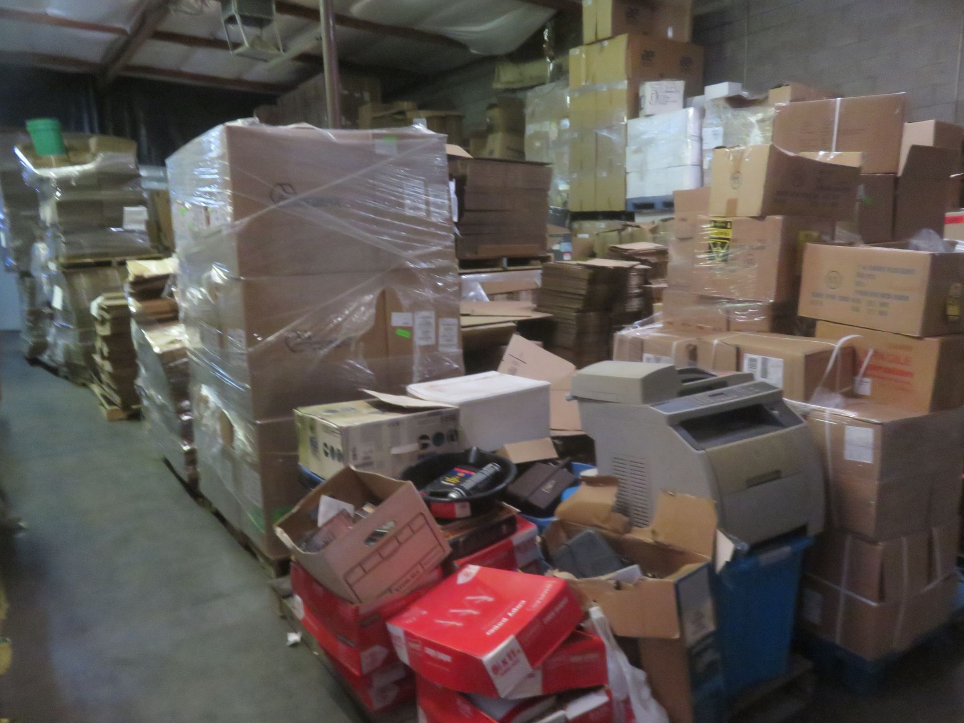 LOT DOUBLE ROW OF PACKAGING MATERIALS, BOXES, ETC. - Image 5 of 8