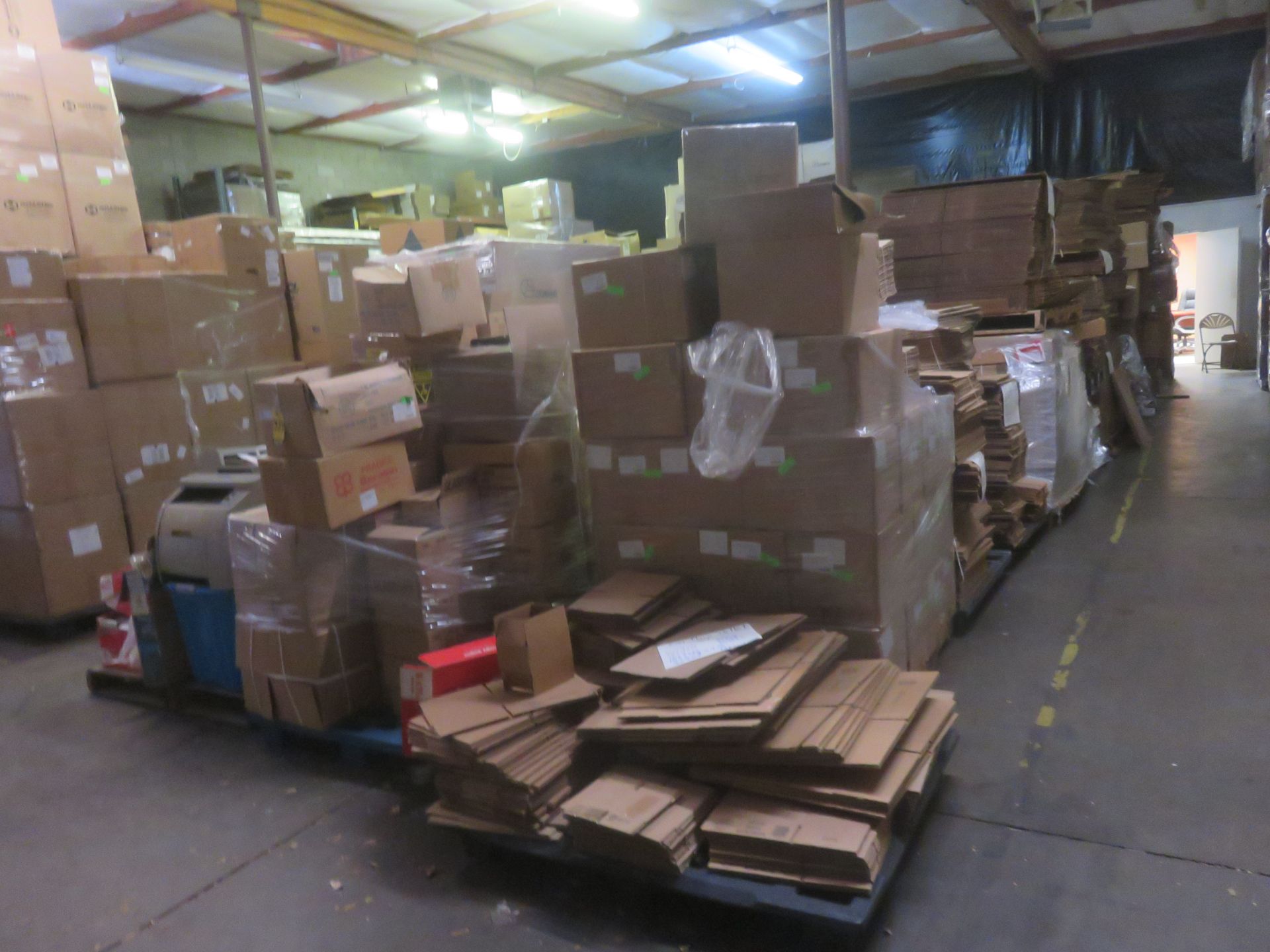 LOT DOUBLE ROW OF PACKAGING MATERIALS, BOXES, ETC. - Image 6 of 8