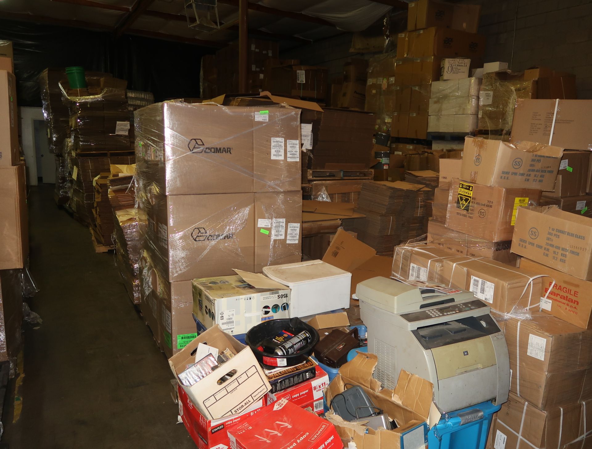 LOT DOUBLE ROW OF PACKAGING MATERIALS, BOXES, ETC.