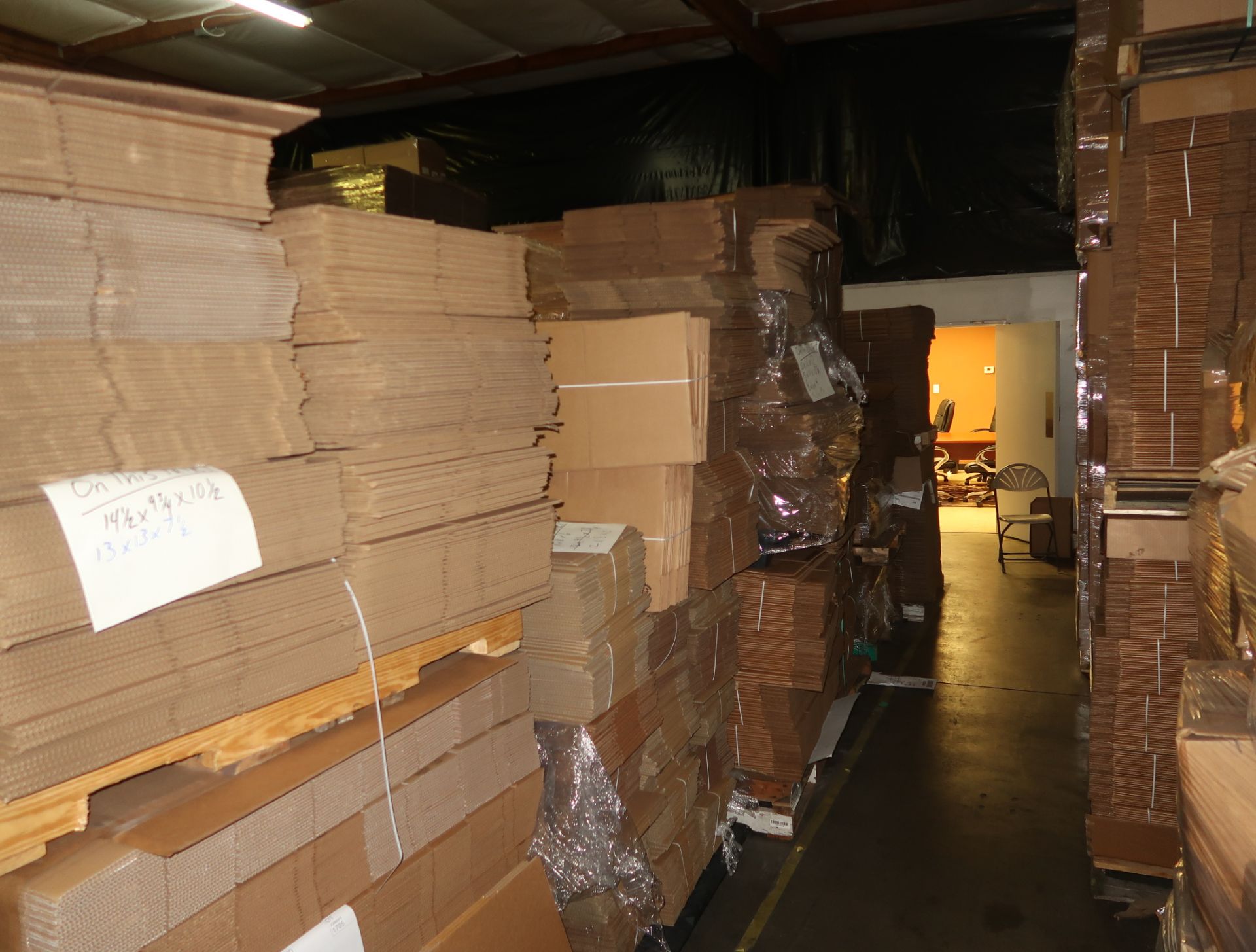 LOT DOUBLE ROW OF PACKAGING MATERIALS, BOXES, ETC. - Image 4 of 8