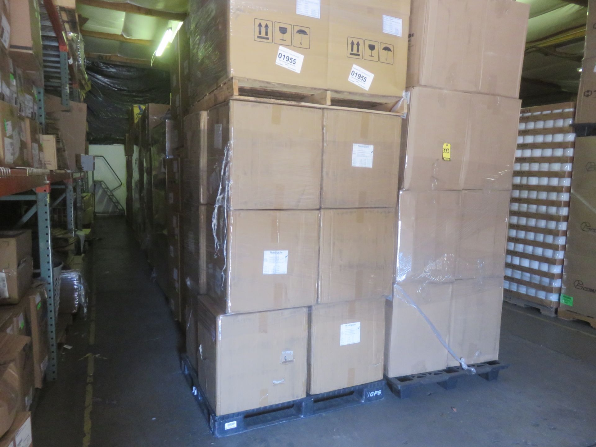 LOT DOUBLE ROW OF PACKAGING MATERIALS, BOTTLES, LIDS, ETC; - Image 4 of 6