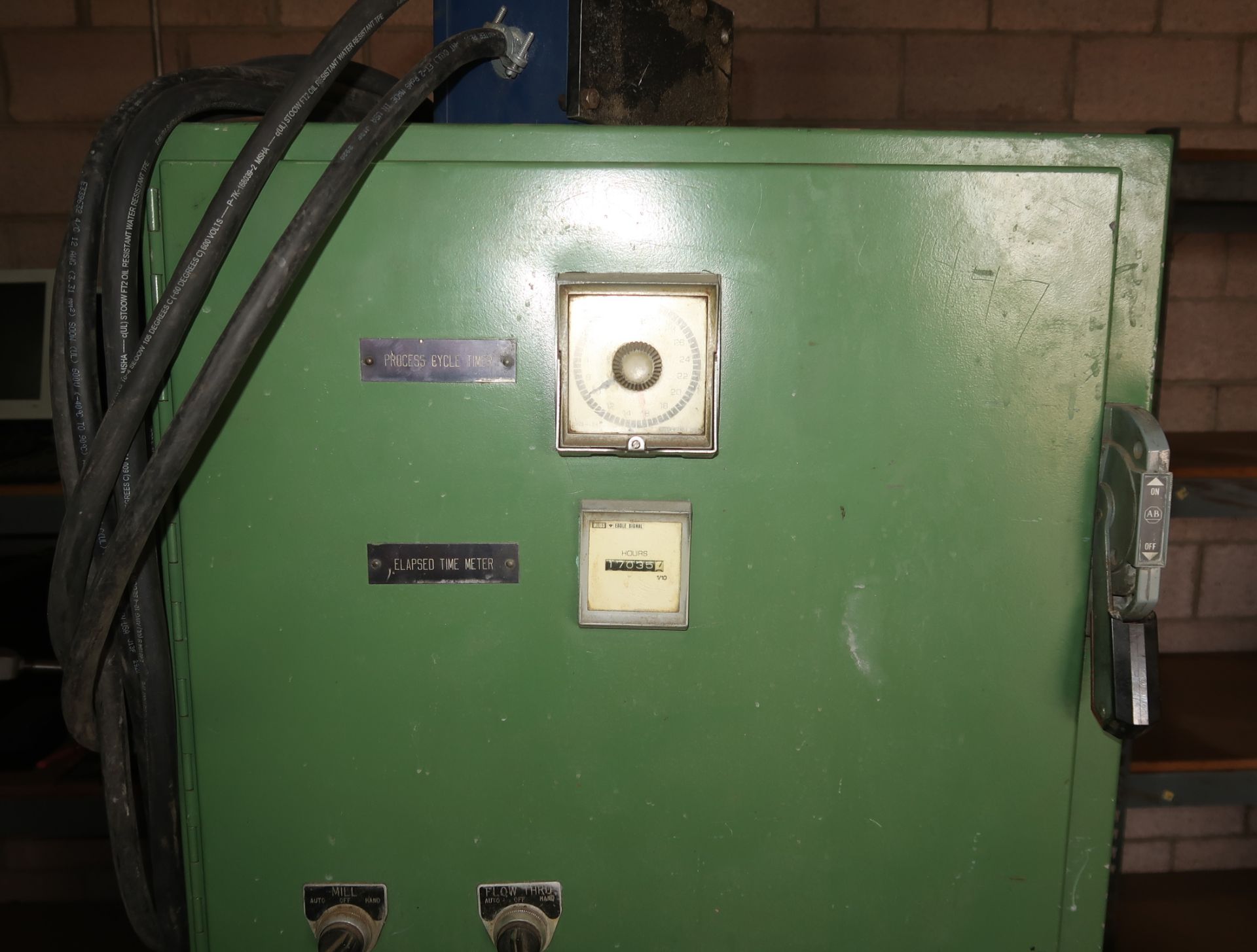 SWECO VIBRATORY DEBURRER, MDL. 10V, SN. 180968-1, 230V, 3PHASE, 10HP, W/ CONTROL PANEL & FILTER KING - Image 4 of 8