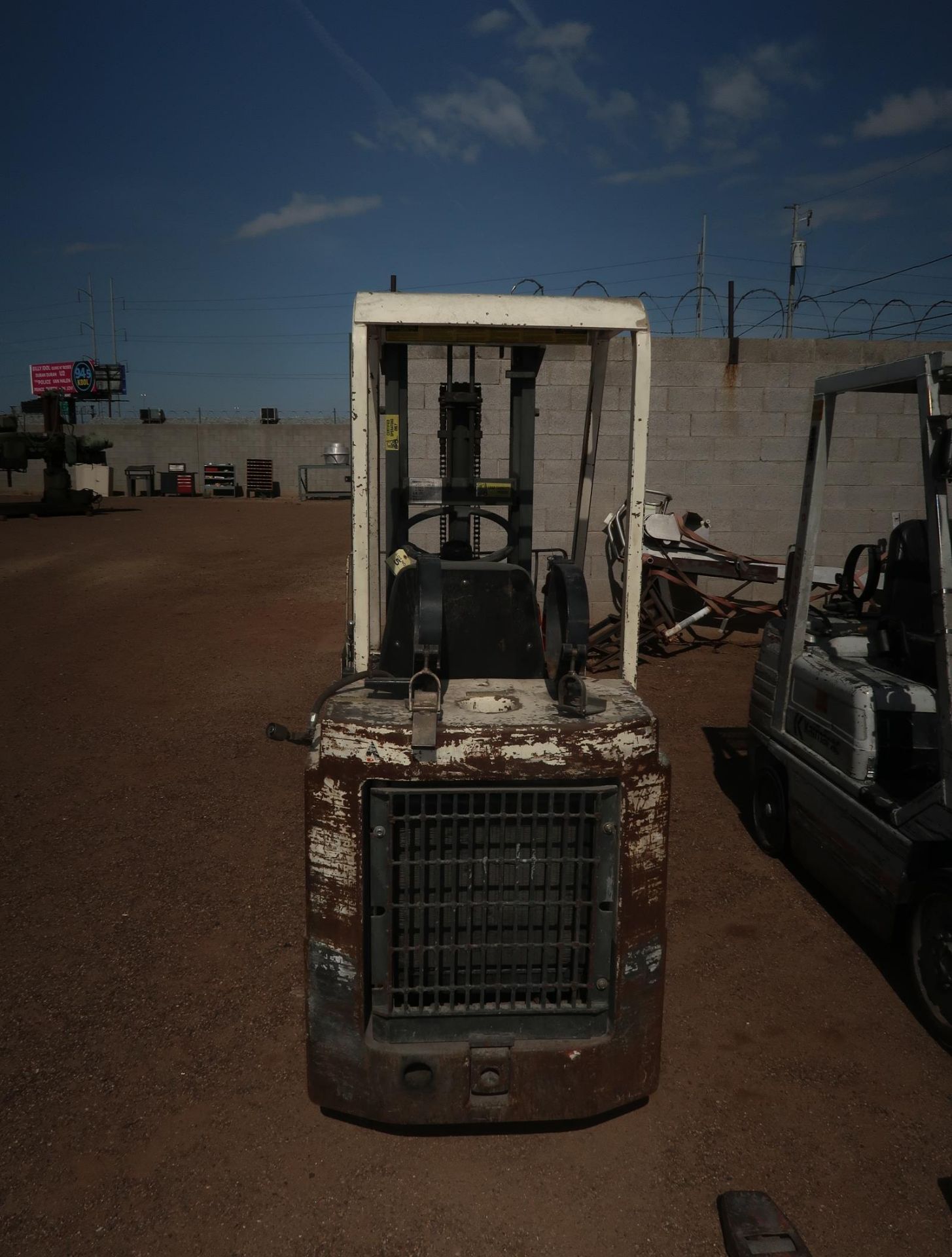 ALLIS CHALMERS ACC 30, 3000# FORKLIFT (NO PROPANE TANK OR BATTERY) - Image 6 of 7