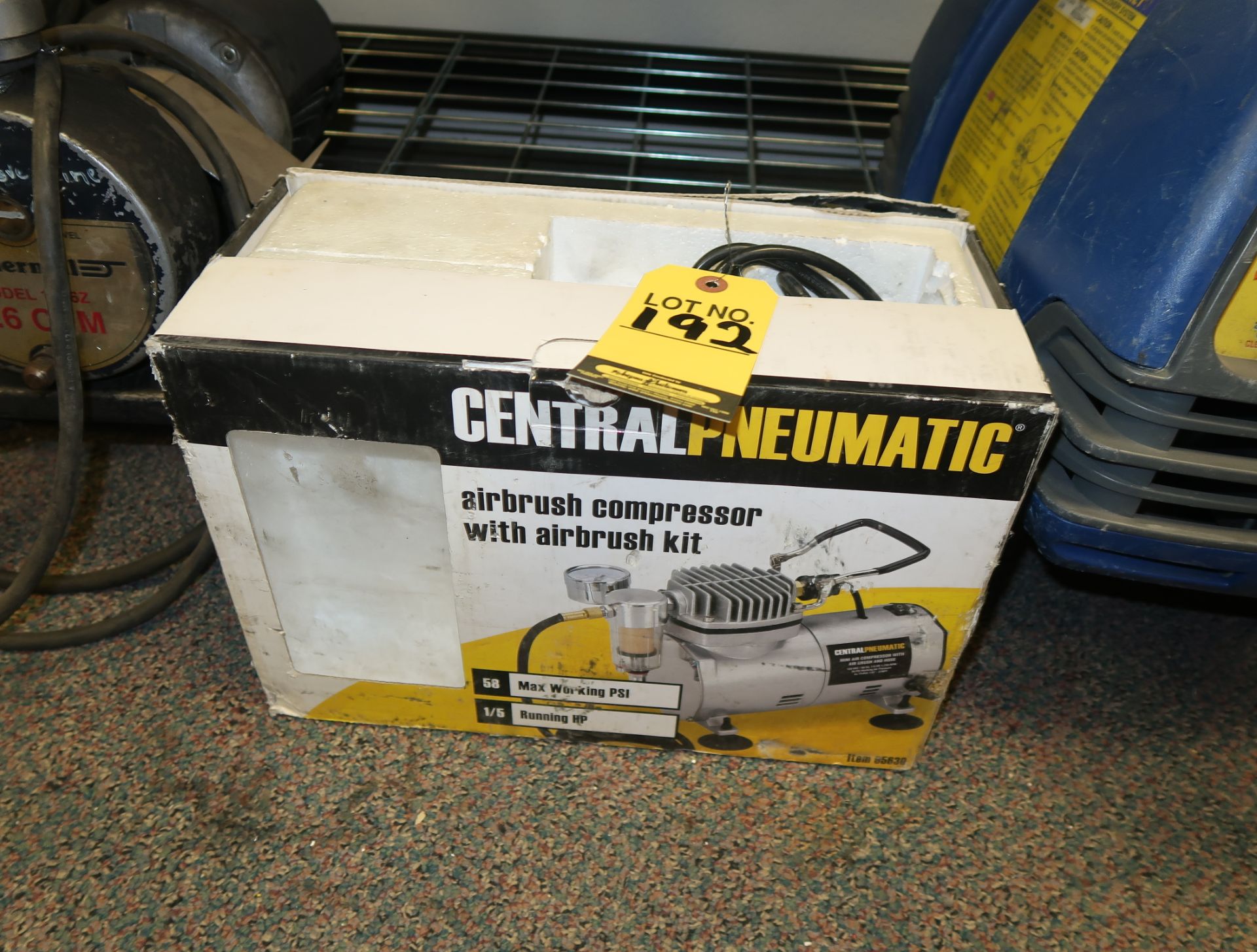 CENTRAL PNEUMATIC AIRBRUSH COMPRESSOR W/AIRBRUSH KIT