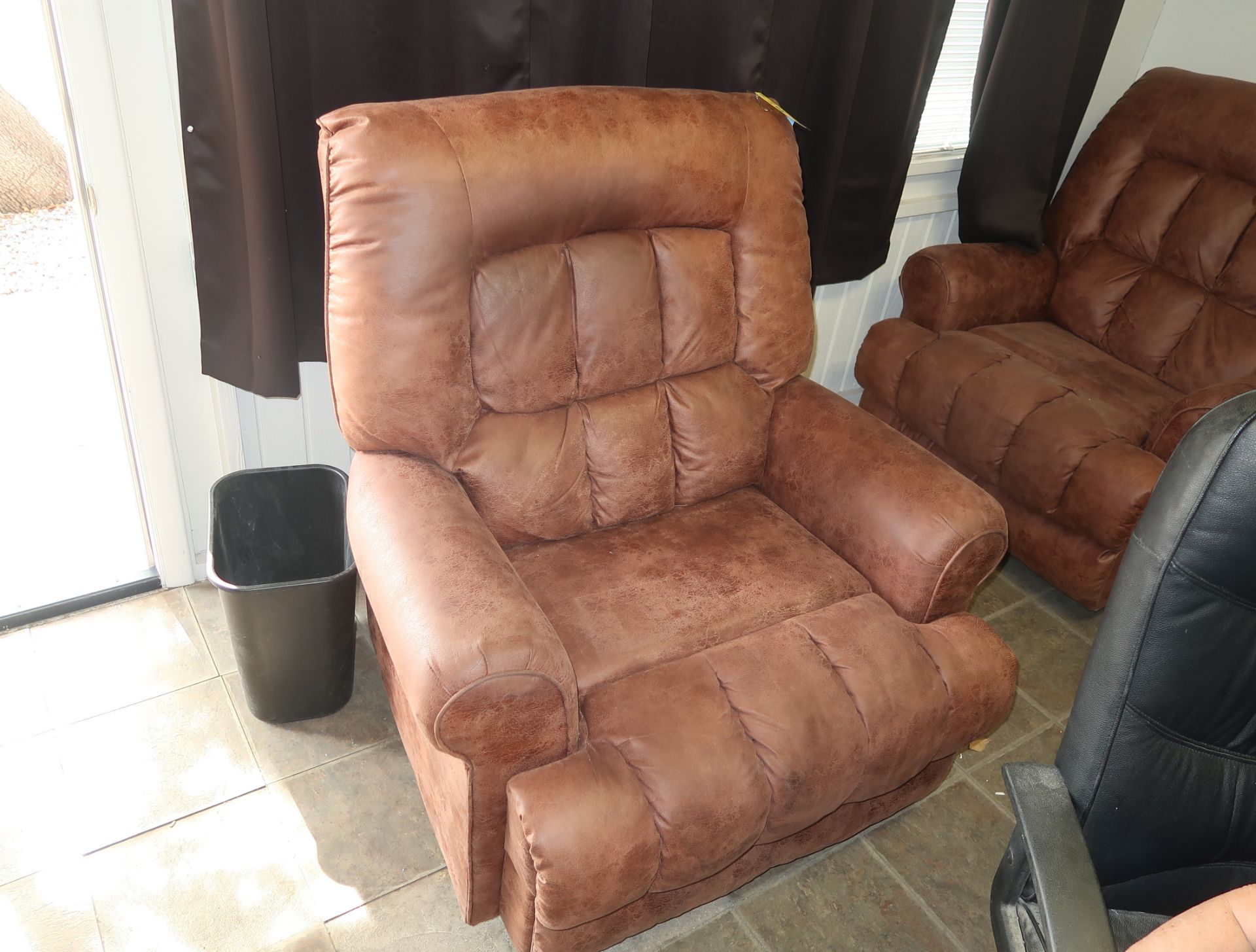 LAY FLAT ELECTRIC RECLINER