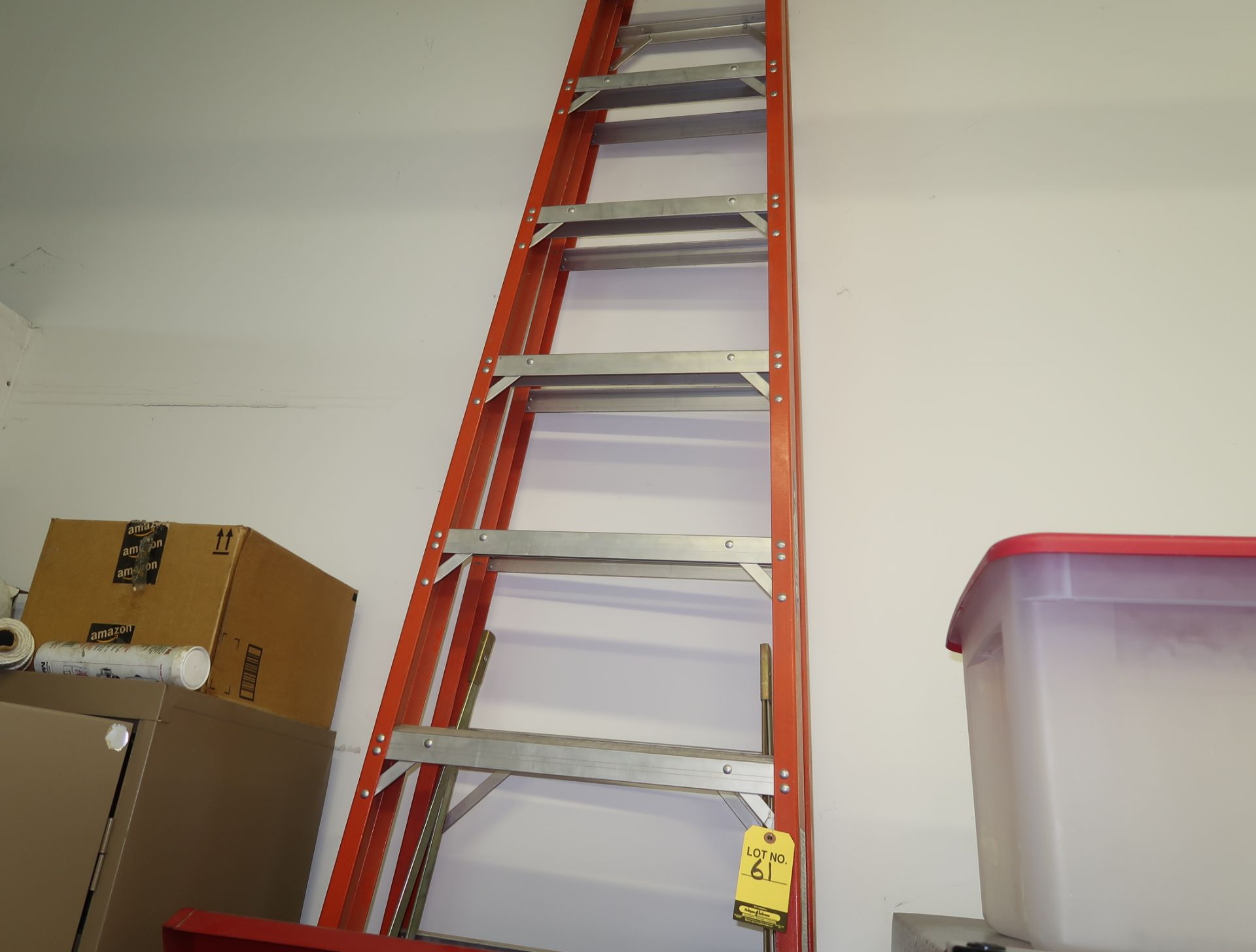 WERNER 12' FIBERCLASS STEP LADDER