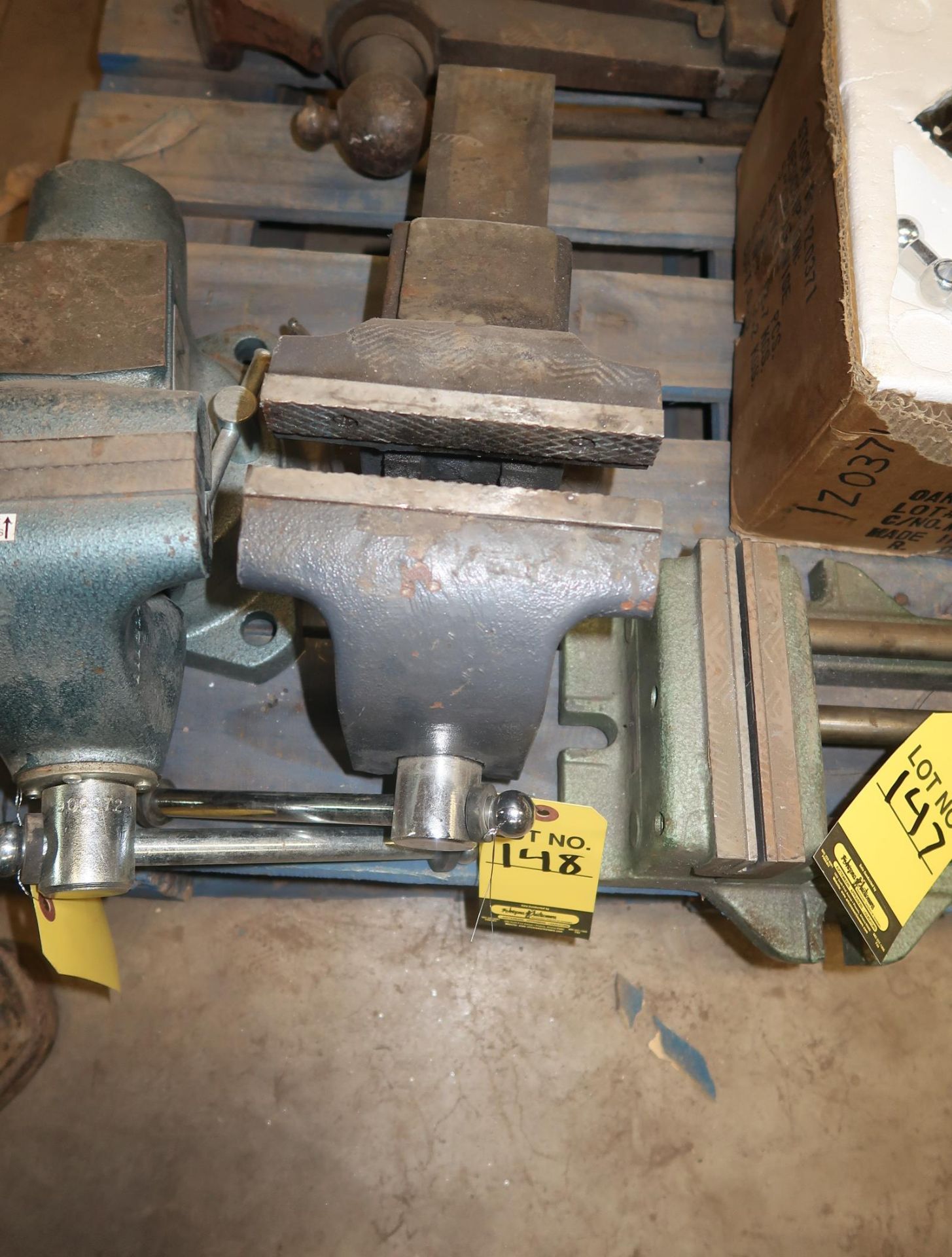 BENCH VISE