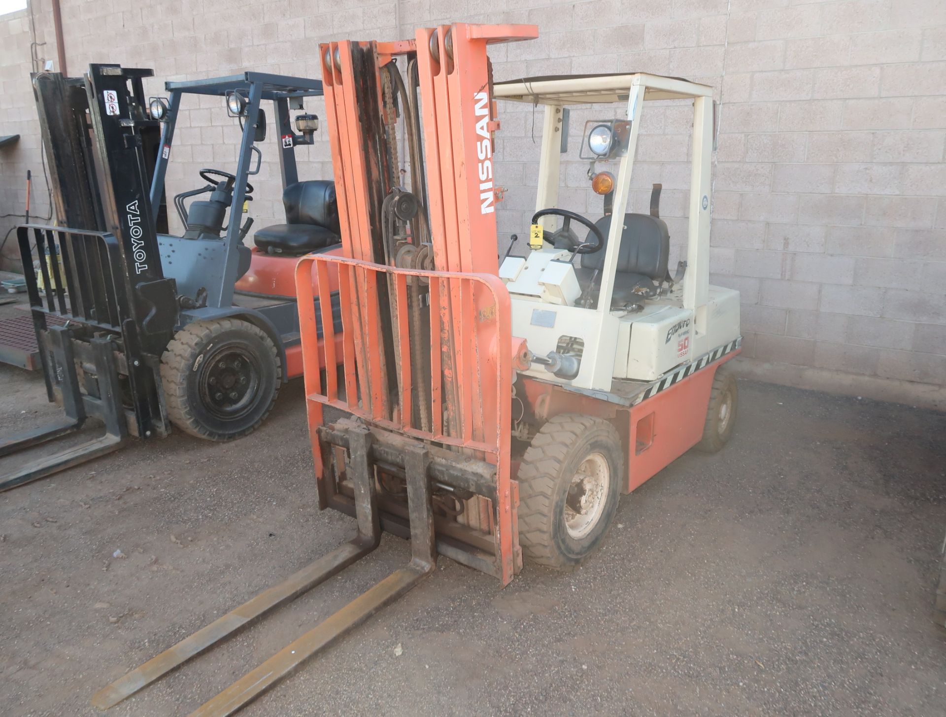 NISSAN 5000# PROPANE FORKLIFT, SN. KPH028900646, TRI-MAST, SIDE-SHIFT, PNEUMATIC TIRE, 3977HRS.