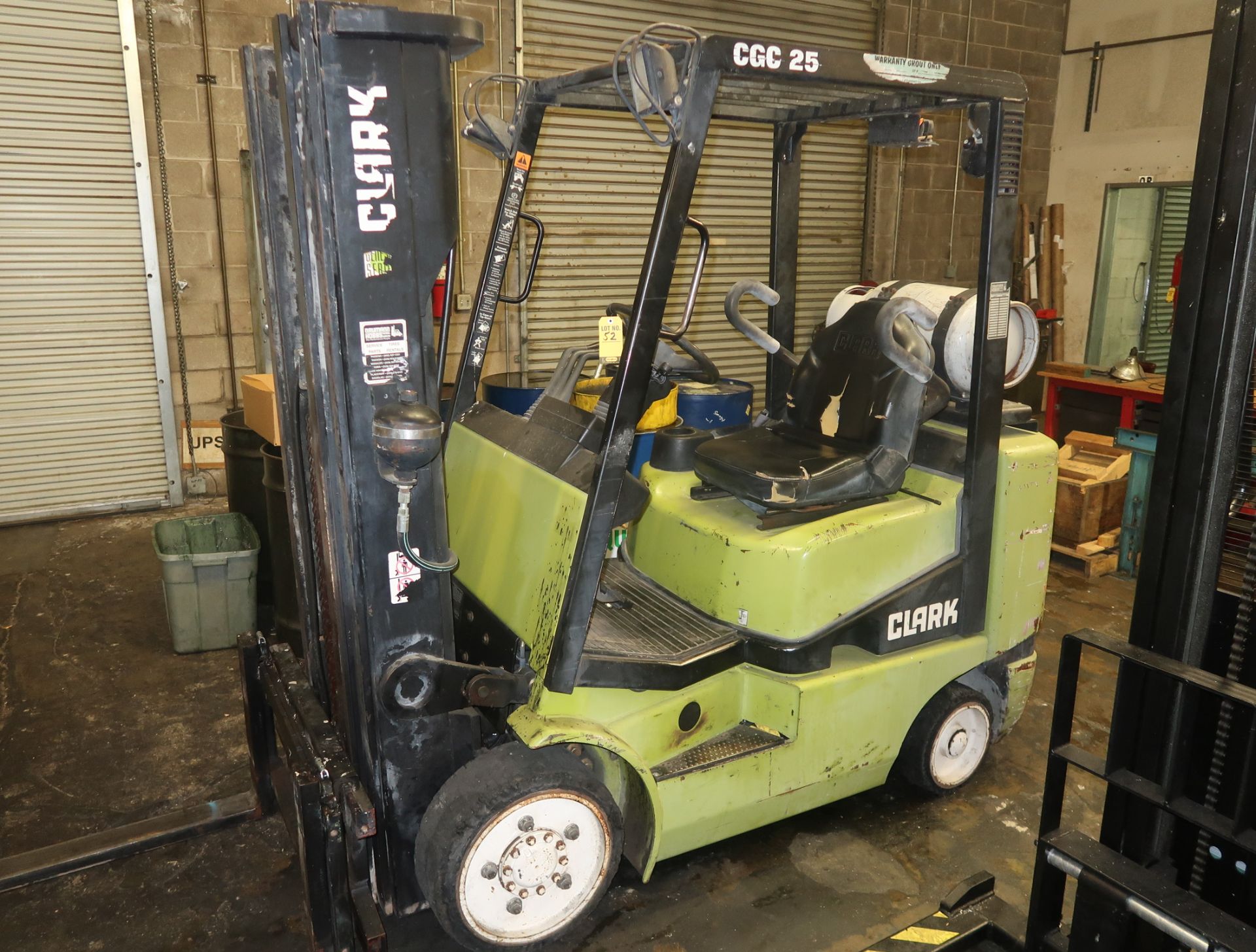 CLARK MDL. CGC25 PROPANE FORKLIFT, TRI-MAST, SIDE-SHIFT, CUSHION TIRE, SN. C305L-0020-4051S/S - Image 5 of 5