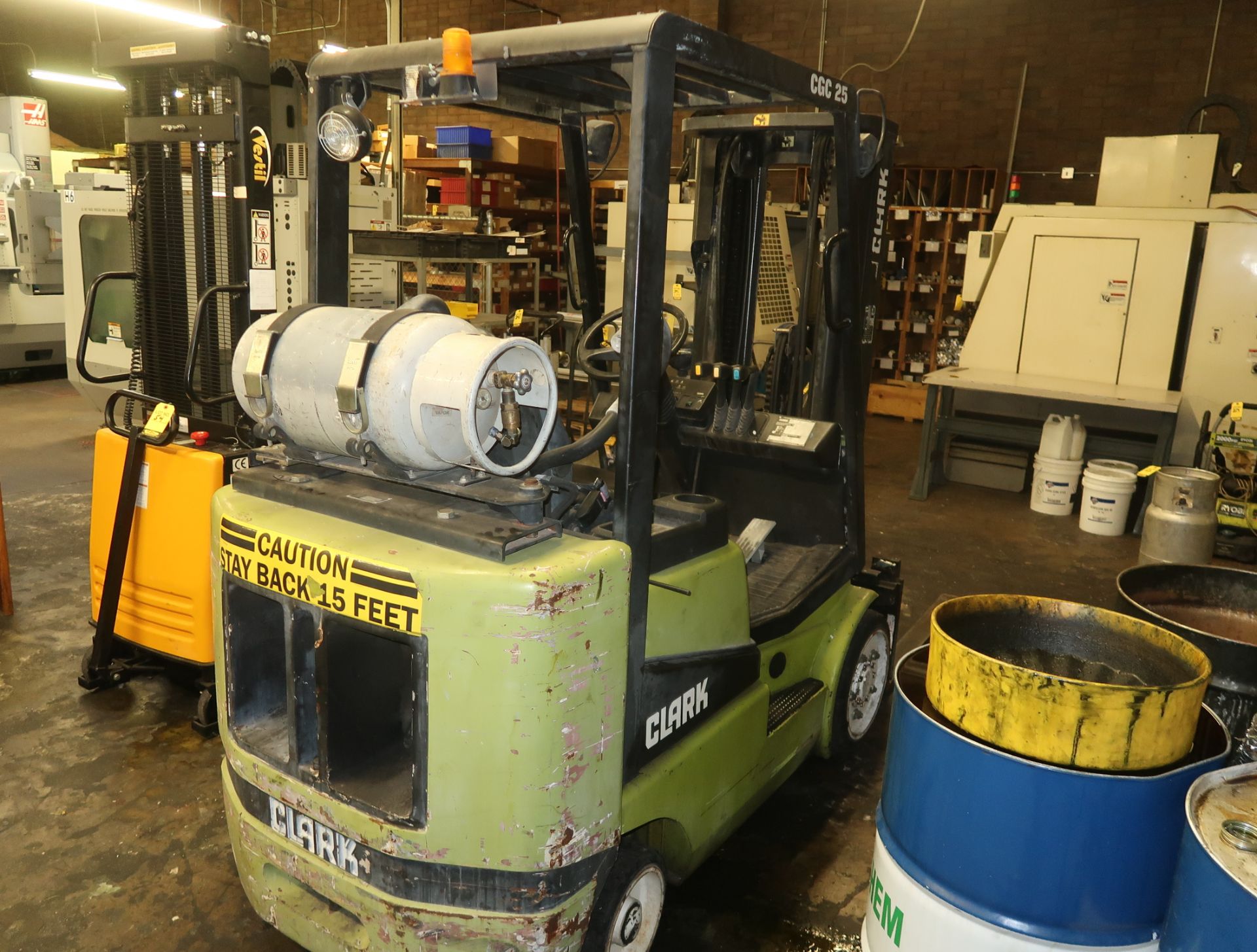 CLARK MDL. CGC25 PROPANE FORKLIFT, TRI-MAST, SIDE-SHIFT, CUSHION TIRE, SN. C305L-0020-4051S/S - Image 4 of 5