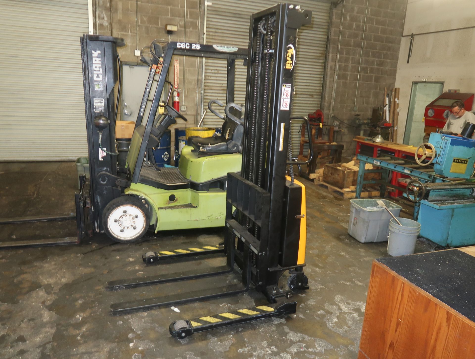 2014 VESTIL MDL. SL137-AA ELECTRIC LIFT, 2000#, SN. 141593