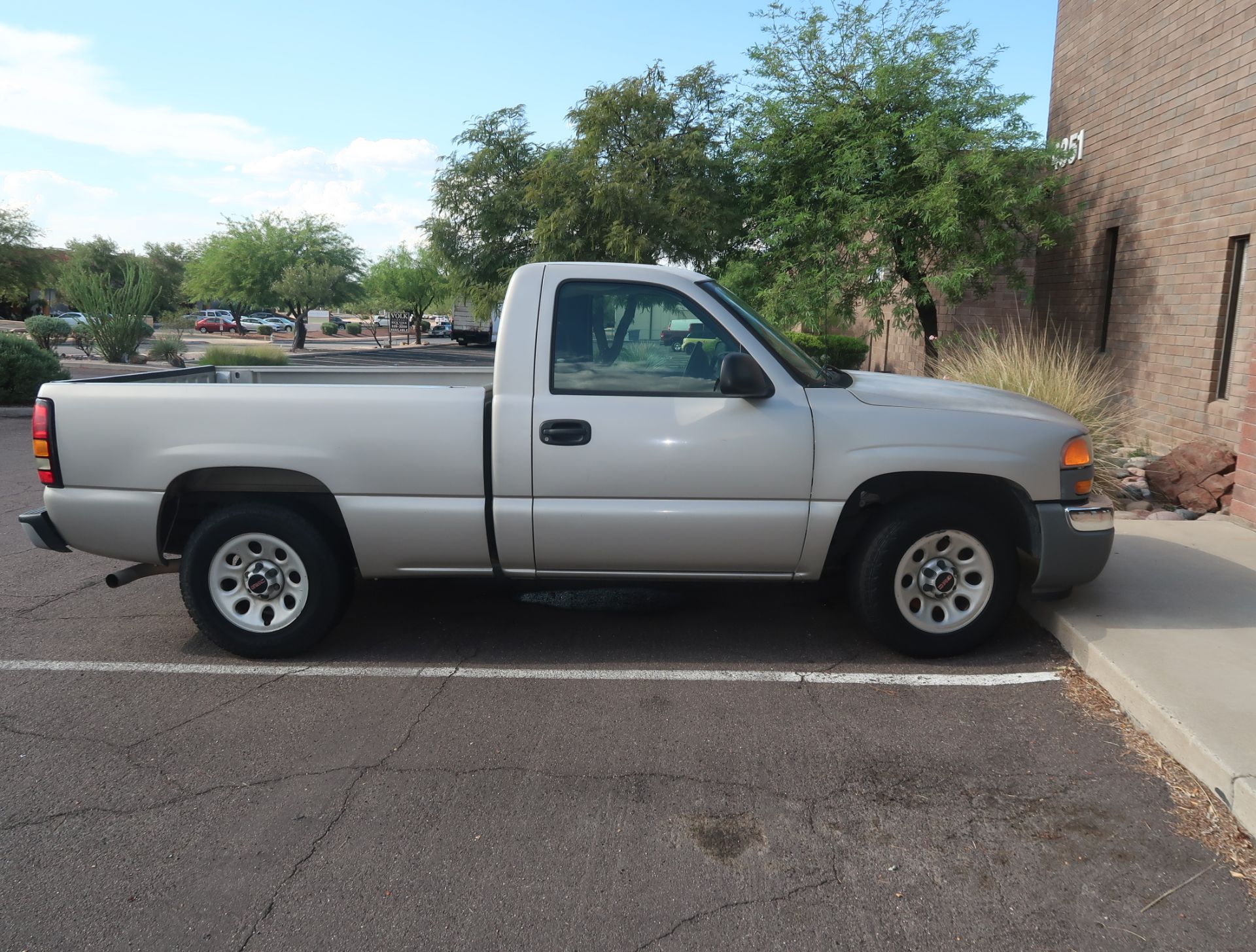 2005 GMC TRUCK, STANDARD CAB, MILES 239864, VIN. 1GTEC14X85Z345127 - Image 2 of 7