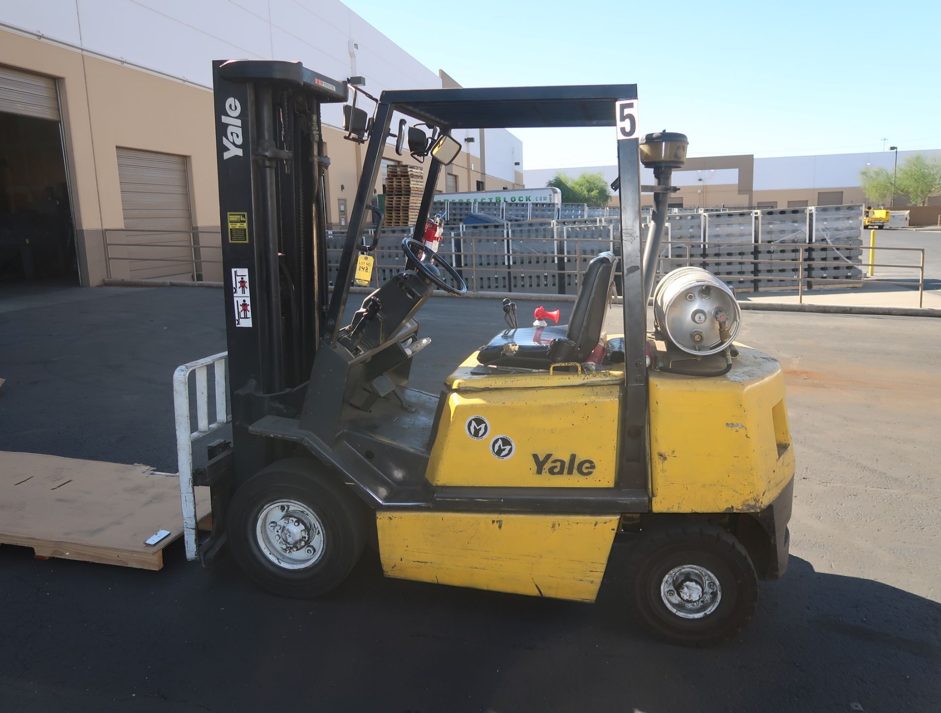 YALE 5000LB PROPANE FORKLIFT, TRIMAST, SIDESHIFT, 6' FORKS, CUSHION TIRES, 15,691HRS