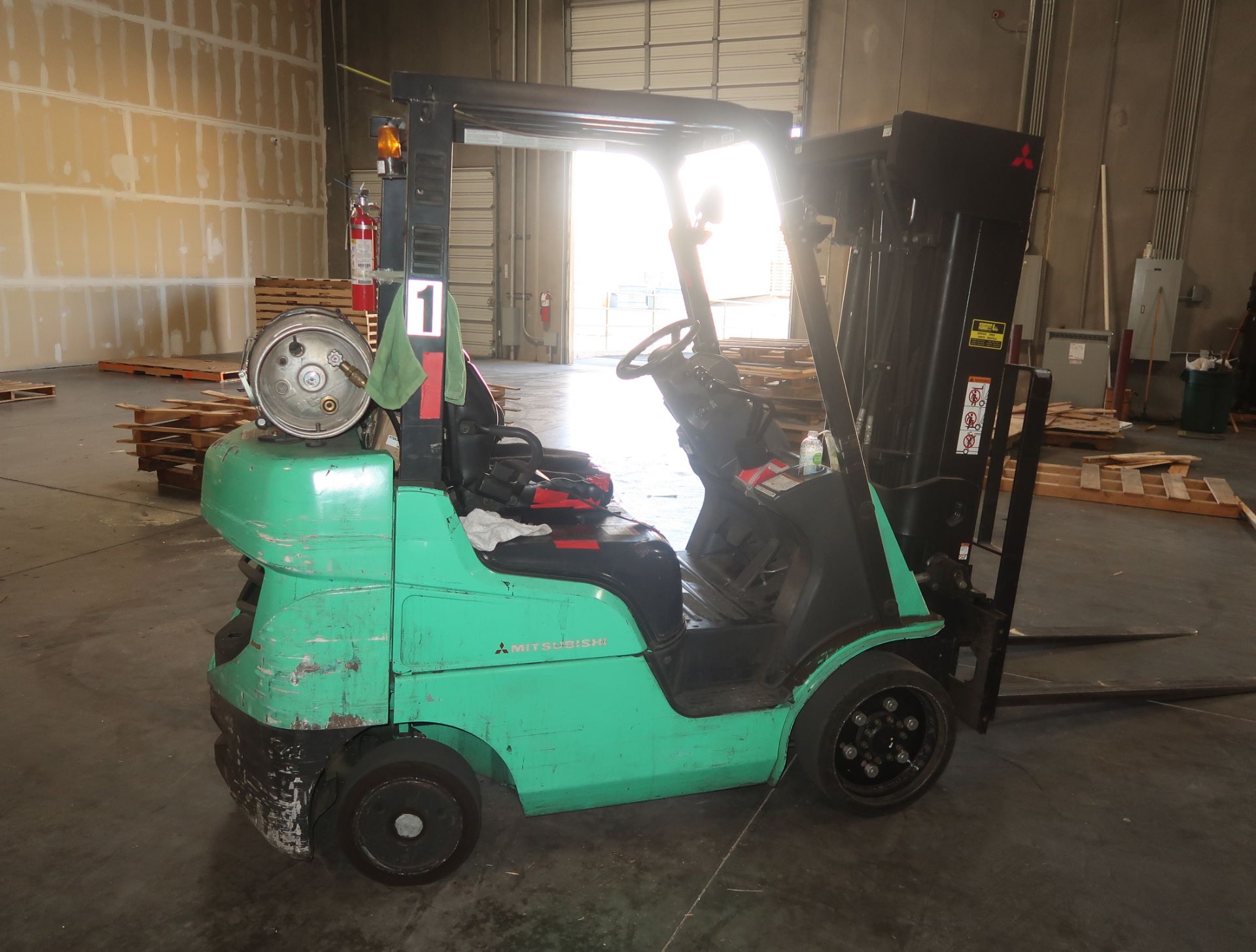 MITSUBISHI 3100LB PROPANE FORKLIFT, TRIMAST, SIDESHIFT, 6' FORKS, SOLID TIRES, 5169HRS - Image 6 of 7