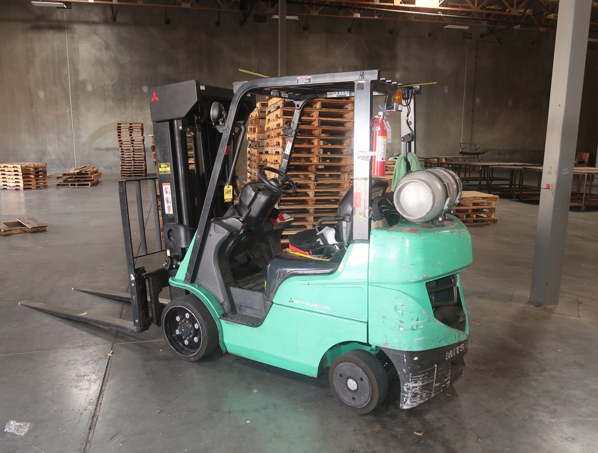 MITSUBISHI 3100LB PROPANE FORKLIFT, TRIMAST, SIDESHIFT, 6' FORKS, SOLID TIRES, 5169HRS - Image 7 of 7