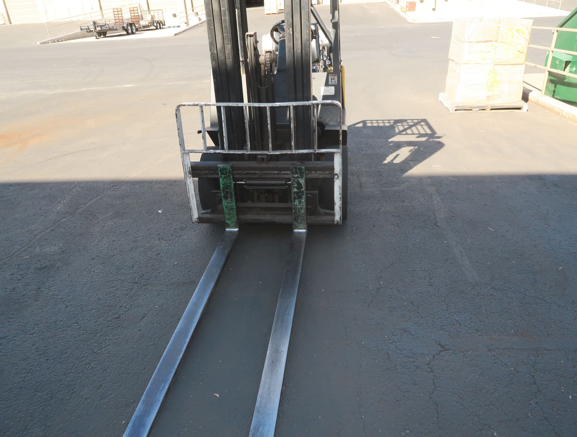 YALE 5000LB PROPANE FORKLIFT, TRIMAST, SIDESHIFT, 6' FORKS, CUSHION TIRES, 15,691HRS - Image 3 of 7