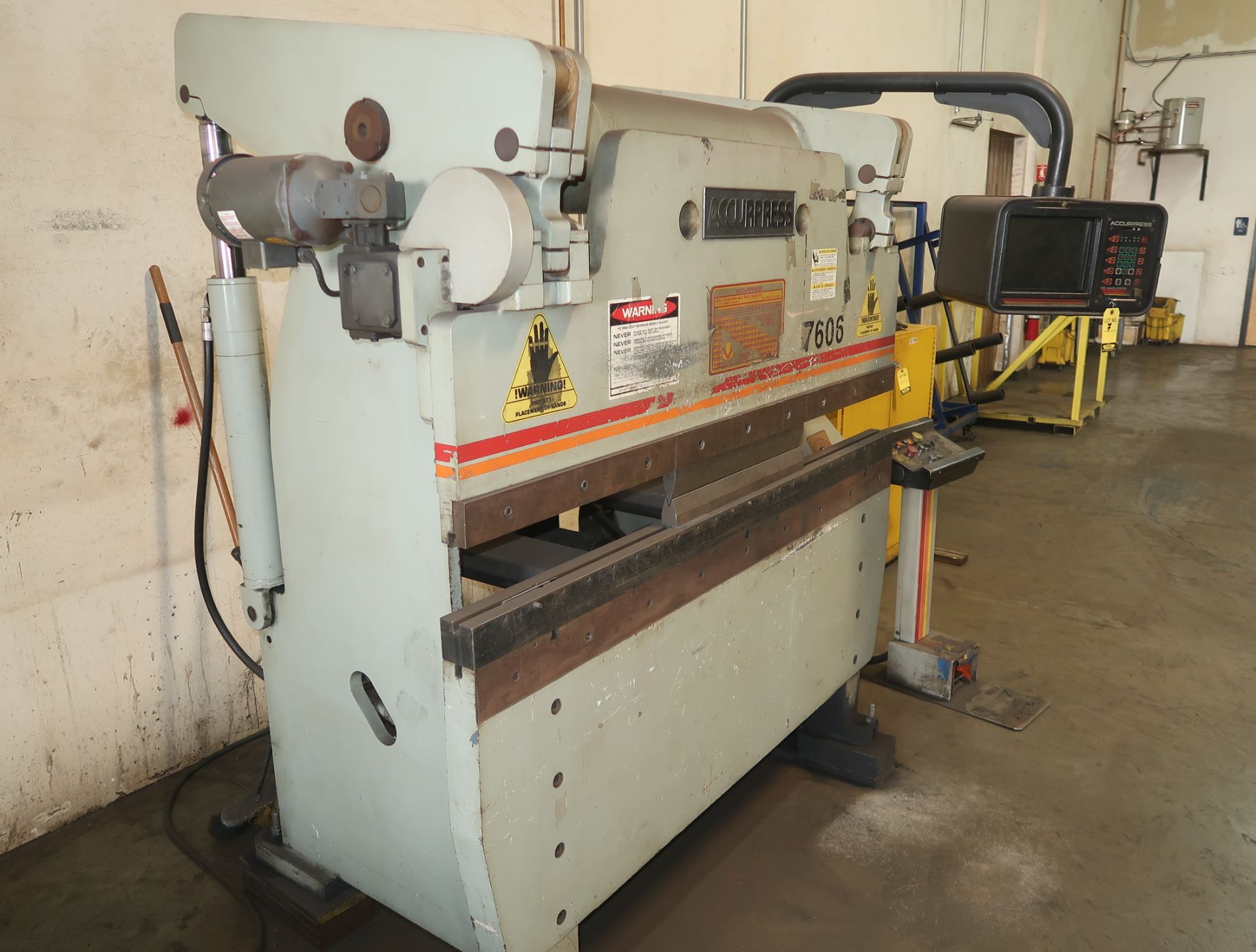 ACCURPRESS 60TON X 6' CNC PRESS BRAKE MDL. 7606 SN. 3247 - Image 6 of 6