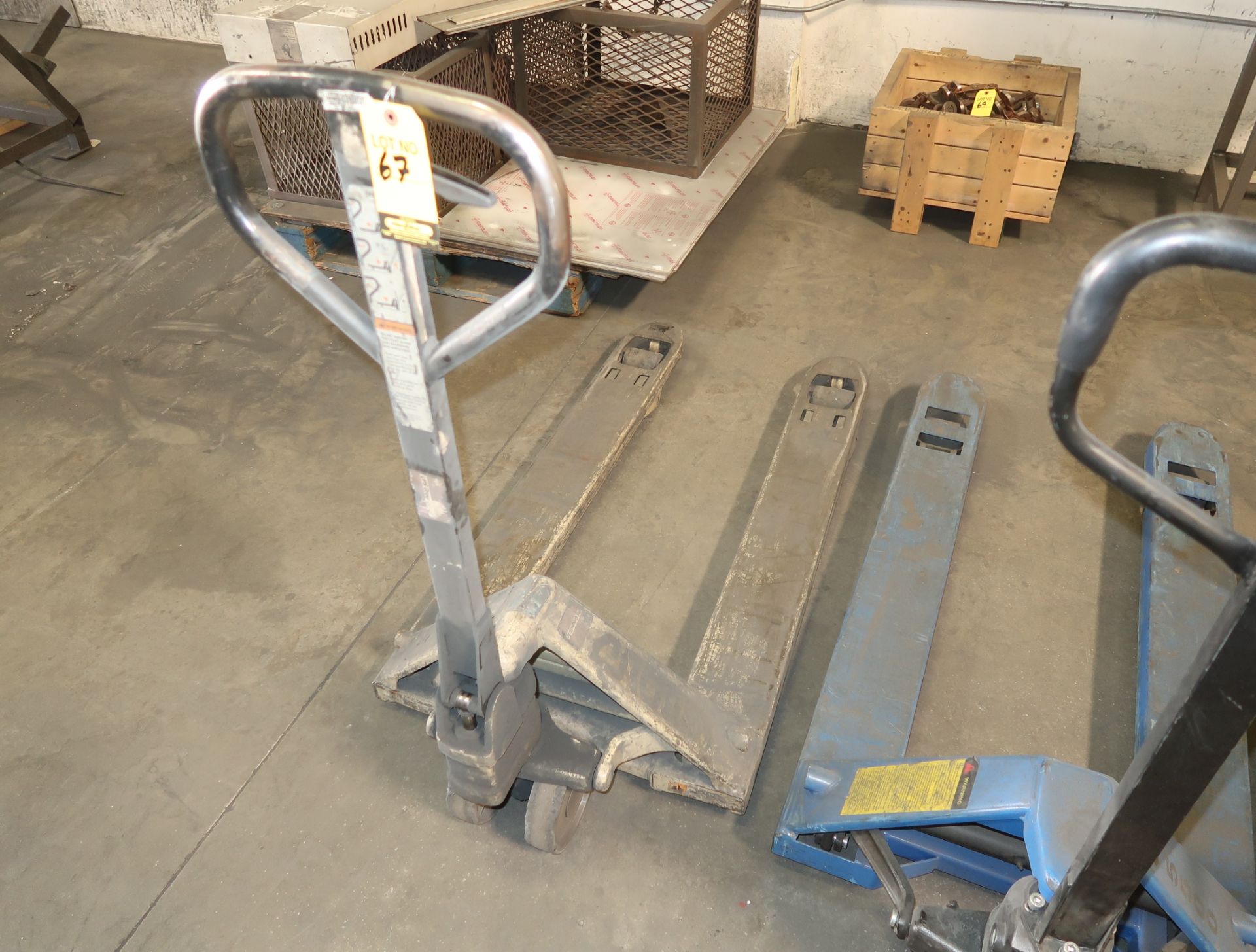 CROWN PALLET JACK 5000LB CAPACITY