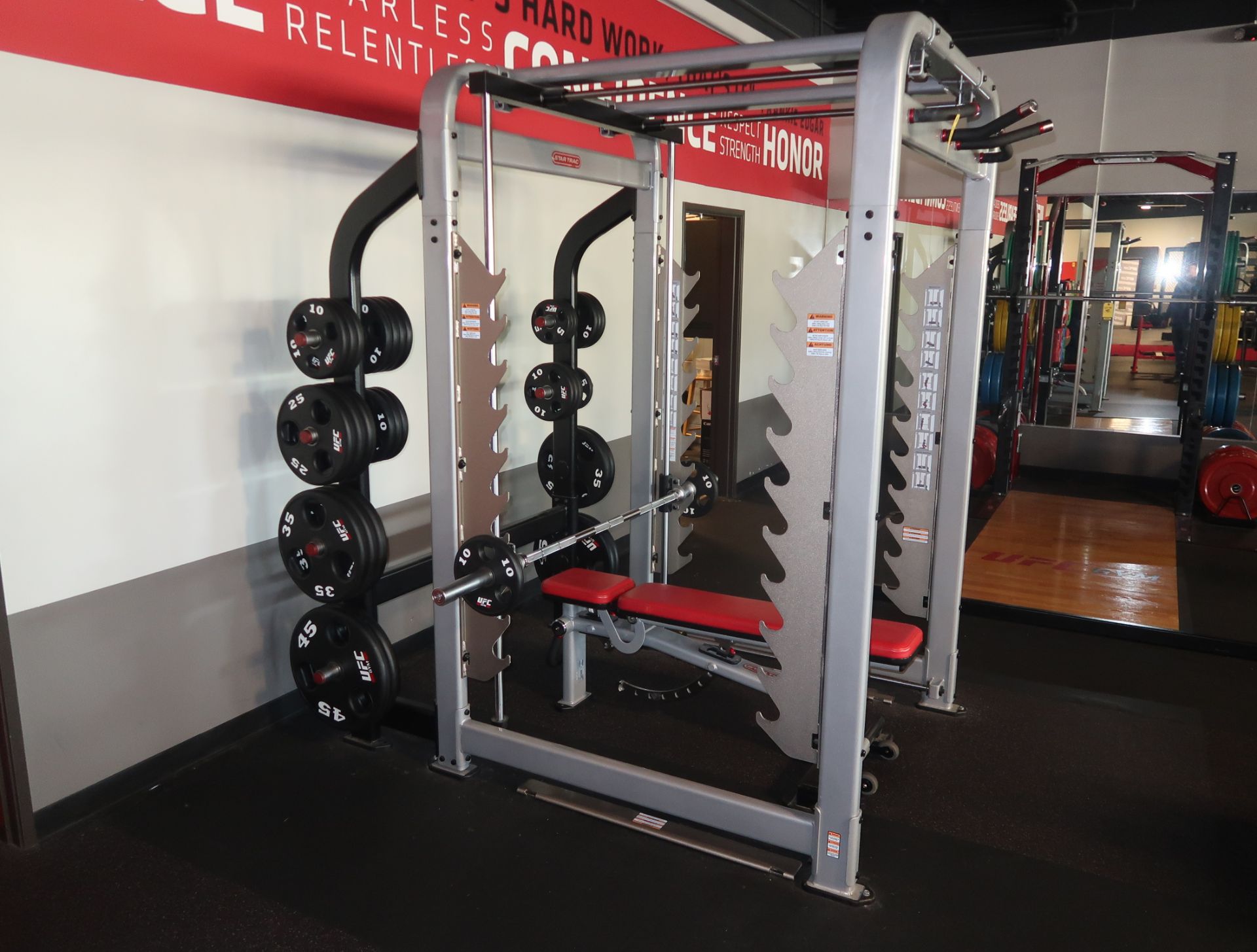 STAR TRAC SMITH MACHINE/POWER RACK W/BAR & PLATES, (4) 45#, (5) 35#, (3) 25#, (18) 10#, (4) 5# - Image 3 of 5