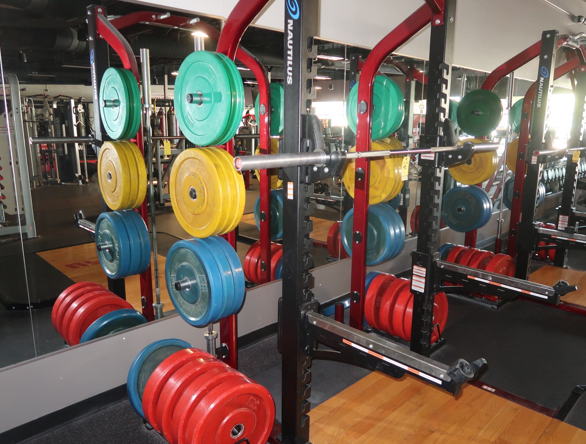 NAUTILUS HALF RACK W/SVA PLATFORM, (2) BARS & PLATES, (8)45#, (9)35#, (6)25#, (7)10# - Image 2 of 6