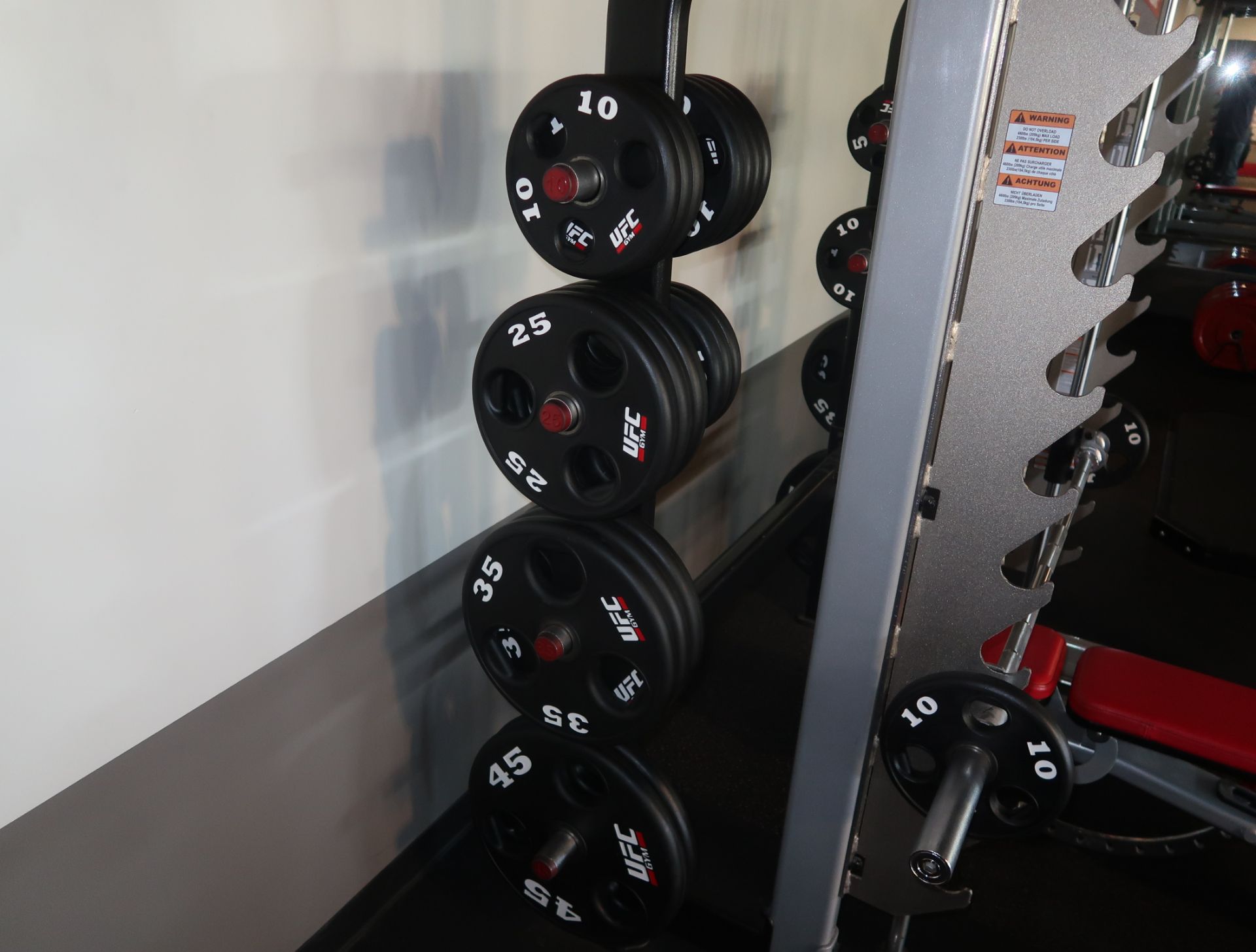 STAR TRAC SMITH MACHINE/POWER RACK W/BAR & PLATES, (4) 45#, (5) 35#, (3) 25#, (18) 10#, (4) 5# - Image 4 of 5