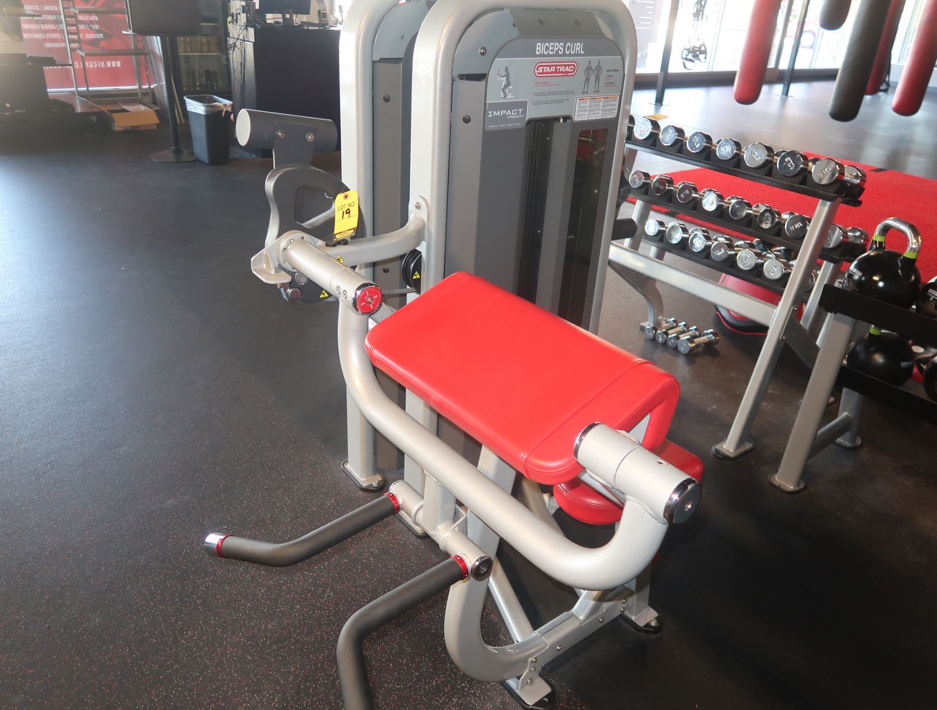 STAR TRAC BICEPS CURL MACHINE