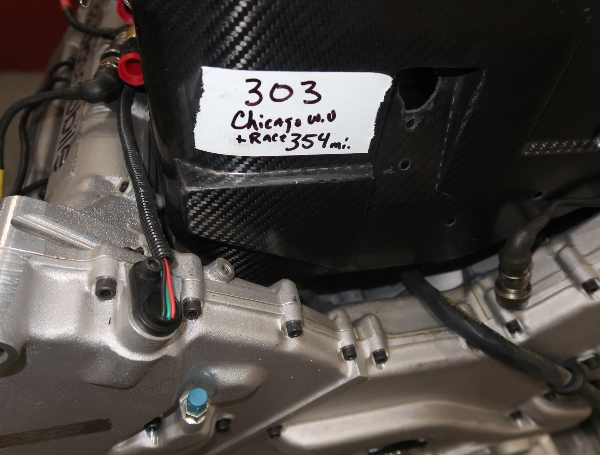 OLDSMOBILE 4.0 INDY RACING LEAGUE ENGINE (BUILT BY SPEEDWAY ENGINE DEVEOLPMENT) SAYS 354 MI. @ - Image 4 of 10