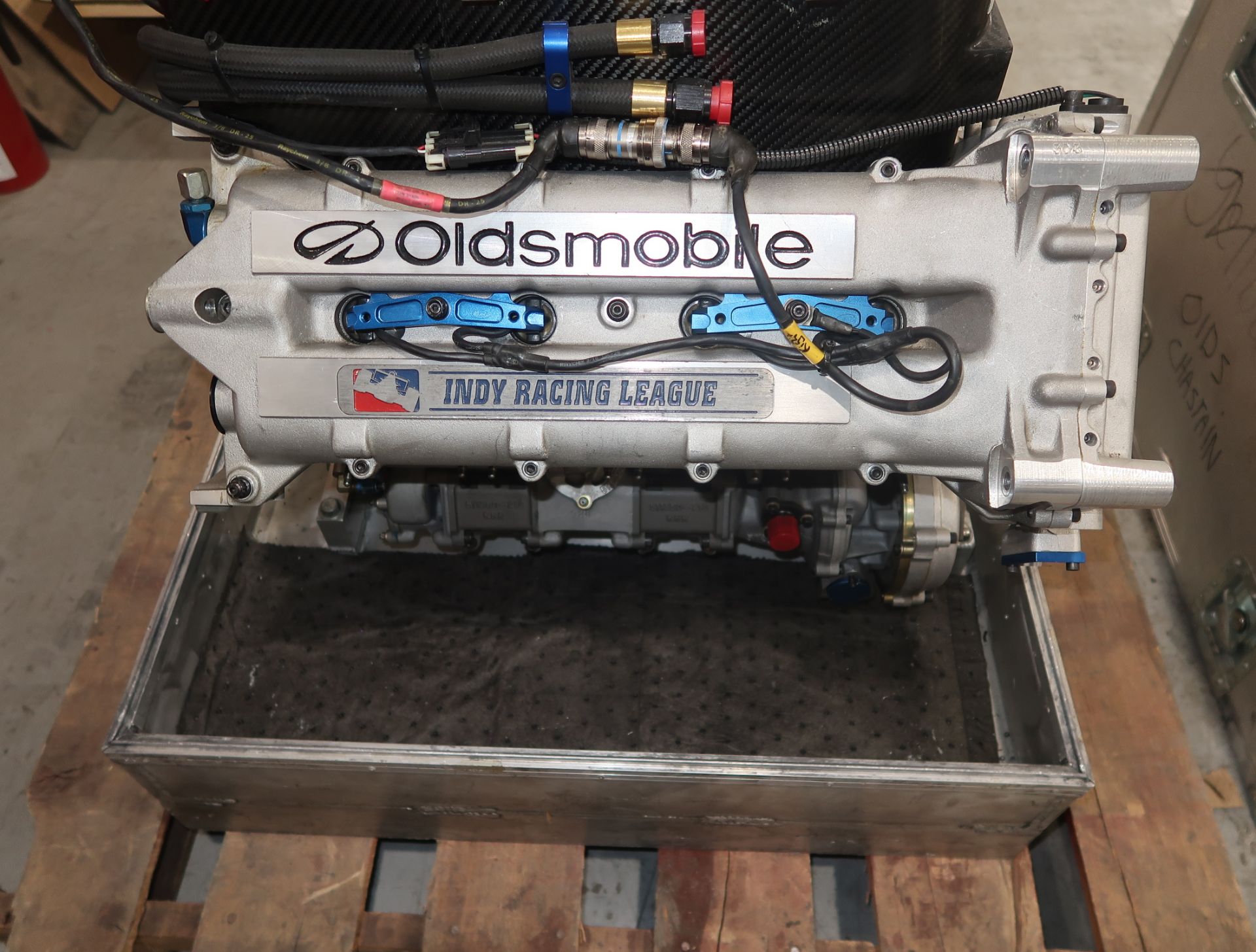 OLDSMOBILE 4.0 INDY RACING LEAGUE ENGINE (BUILT BY SPEEDWAY ENGINE DEVEOLPMENT) SAYS 354 MI. @ - Image 5 of 10