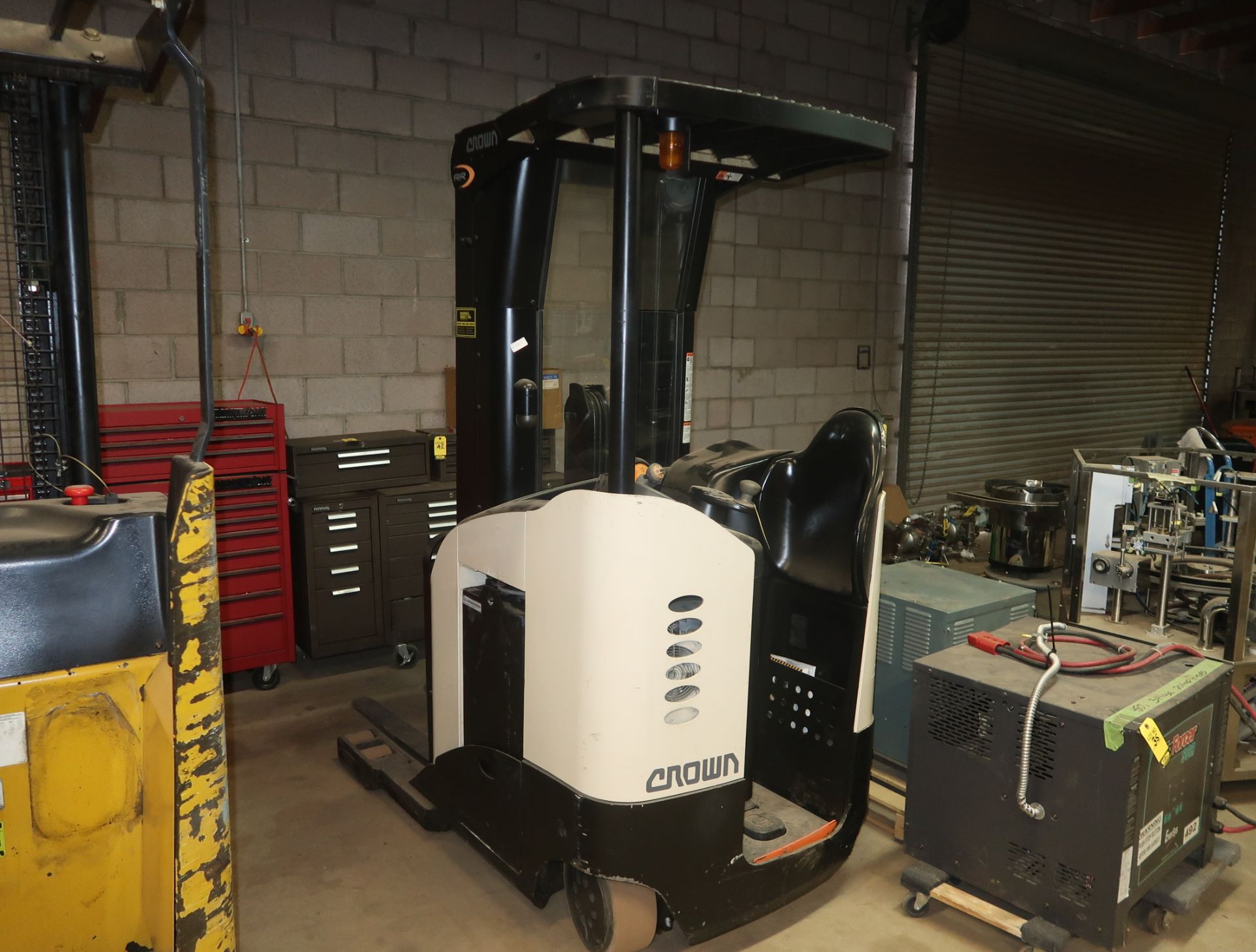 CROWN RR5200 SERIES NARROW AISLE REACH LIFT, ELECTRIC FORKLIFT 3.5' FORKS, 4000LB CAP. DUAL MAST